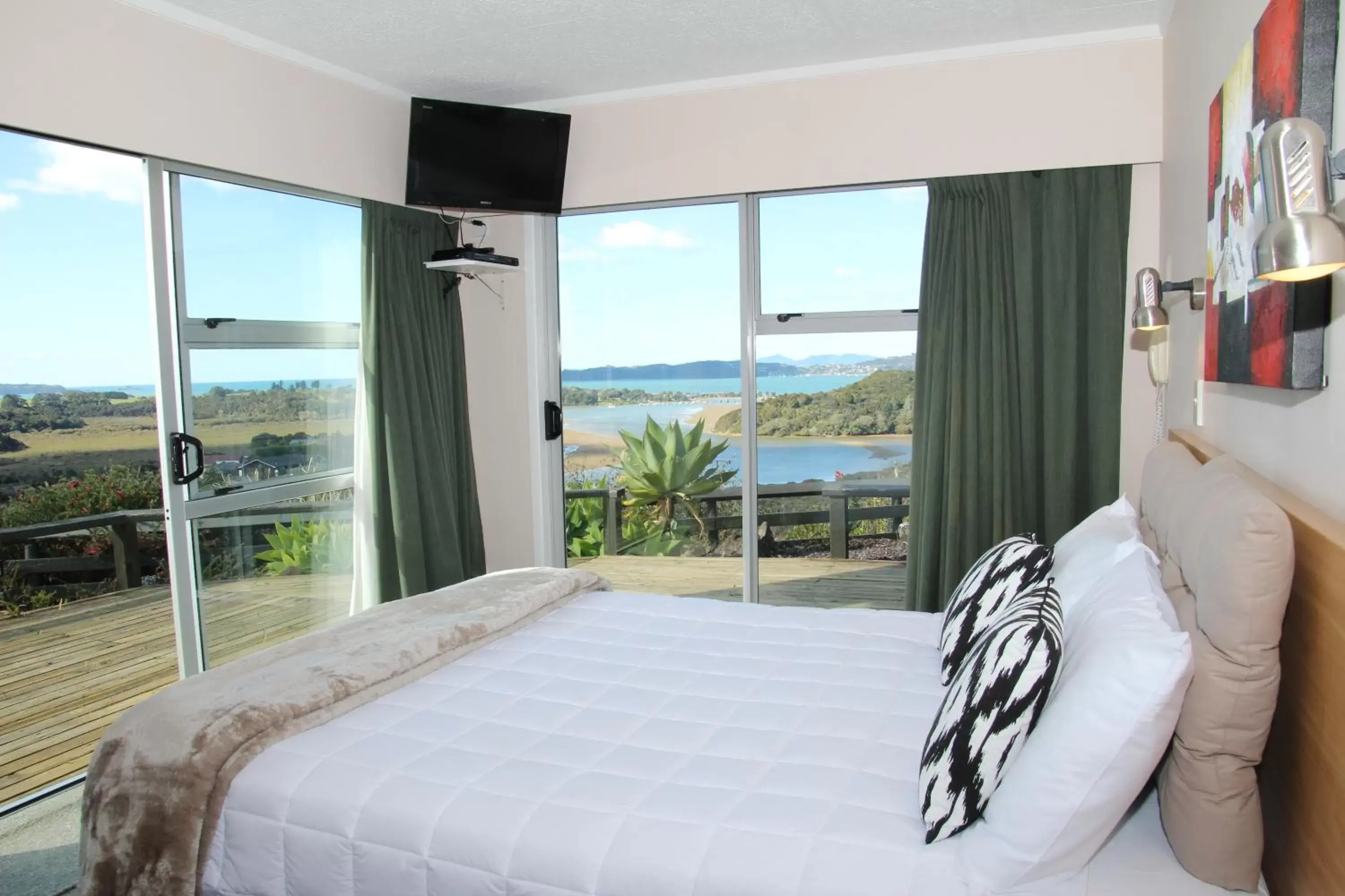 Bed, Sea View in Cook's Lookout Motel
