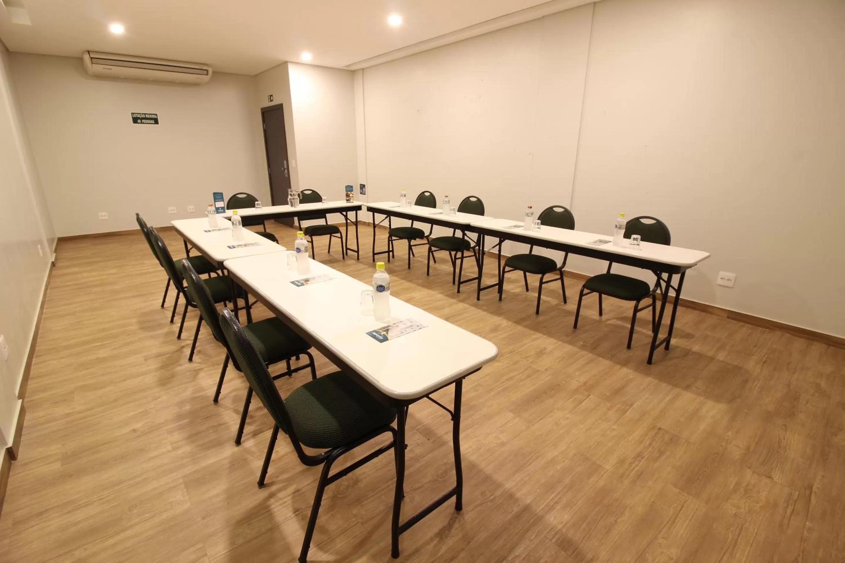 Meeting/conference room in Impar Suites Barao de Cocais