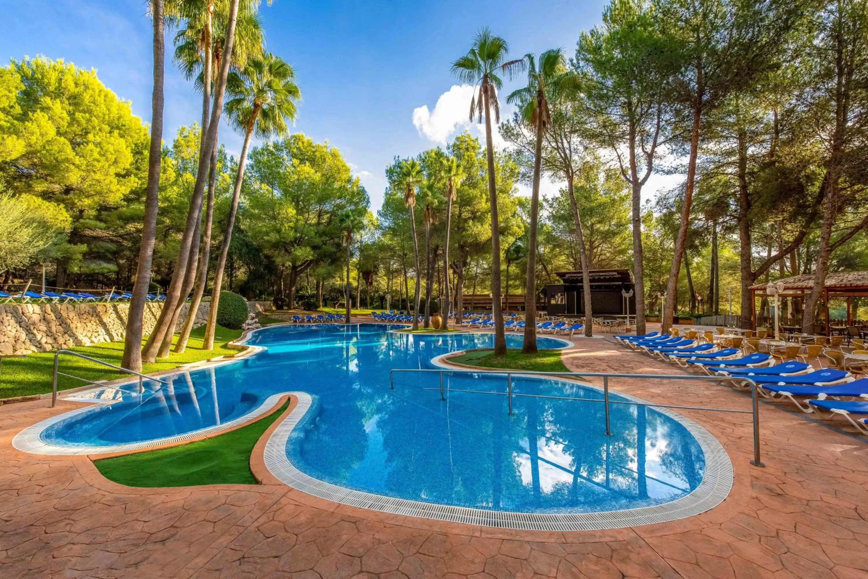 Swimming pool in Valentin Grand Park Suite Hotel