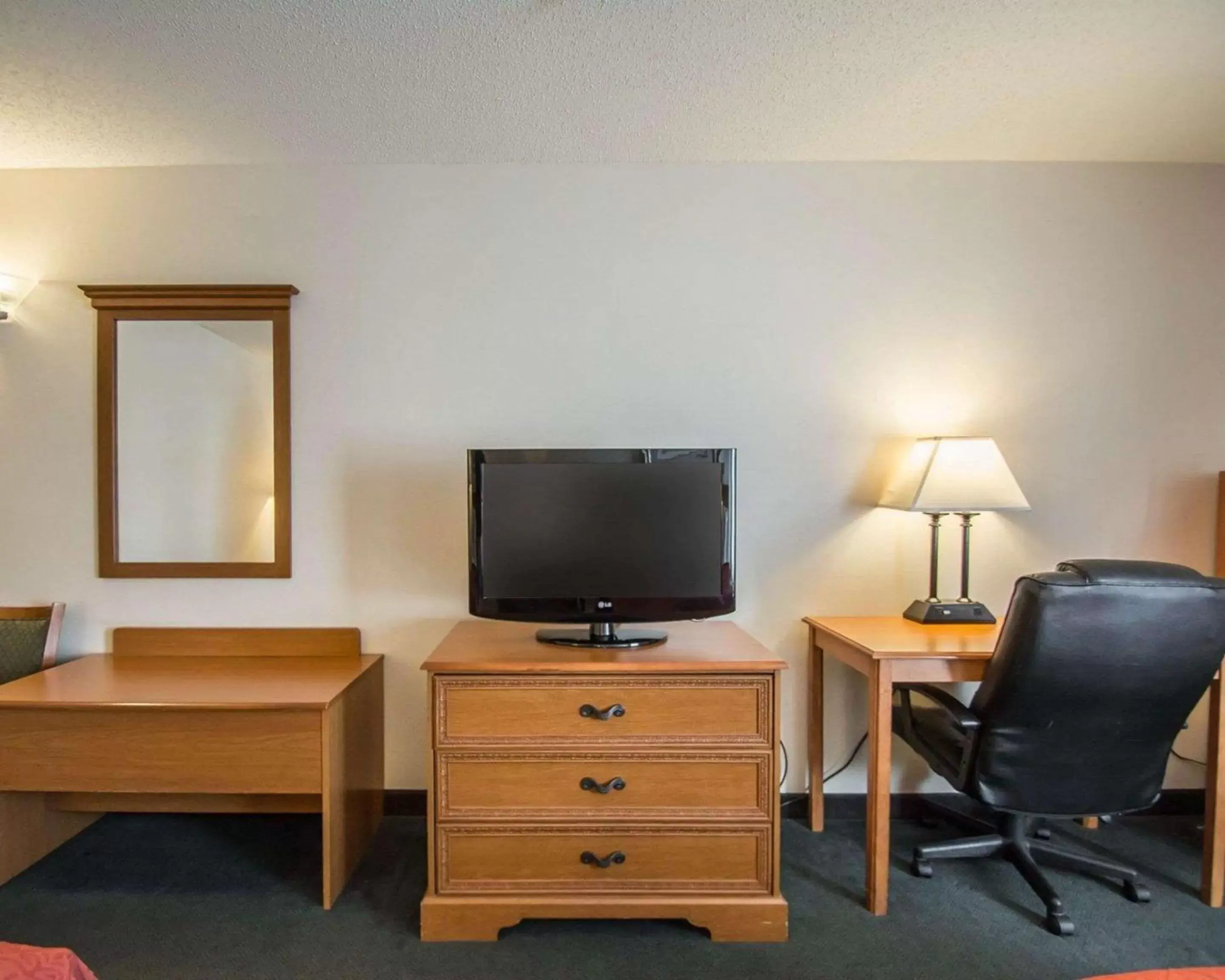 Photo of the whole room, TV/Entertainment Center in Quality Inn Gainesville I-75