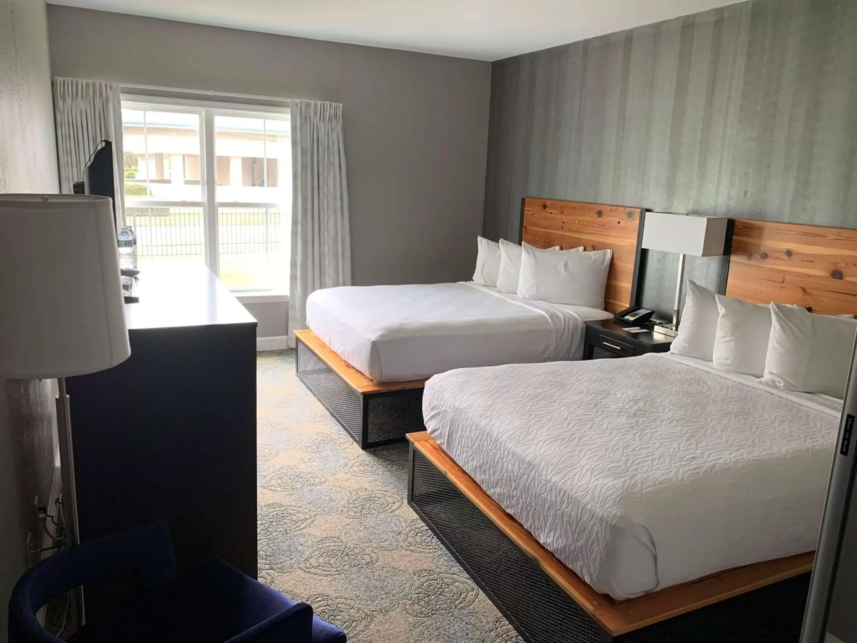 Queen Room with Two Queen Beds and Roll-In Shower - Disability Access in Hotel Finial BW Premier Collection Oxford - Anniston