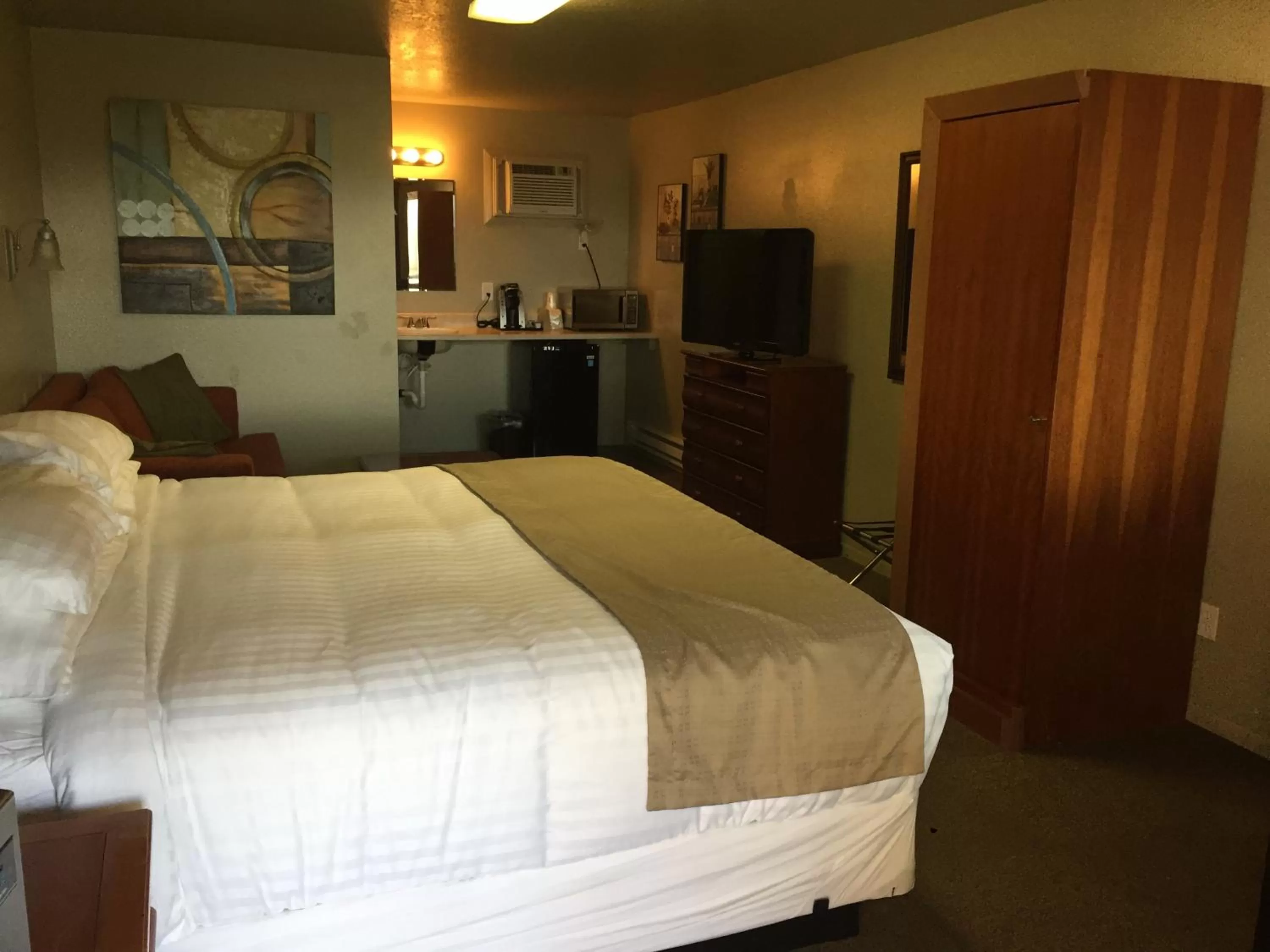 Photo of the whole room, Bed in Gateway Inn
