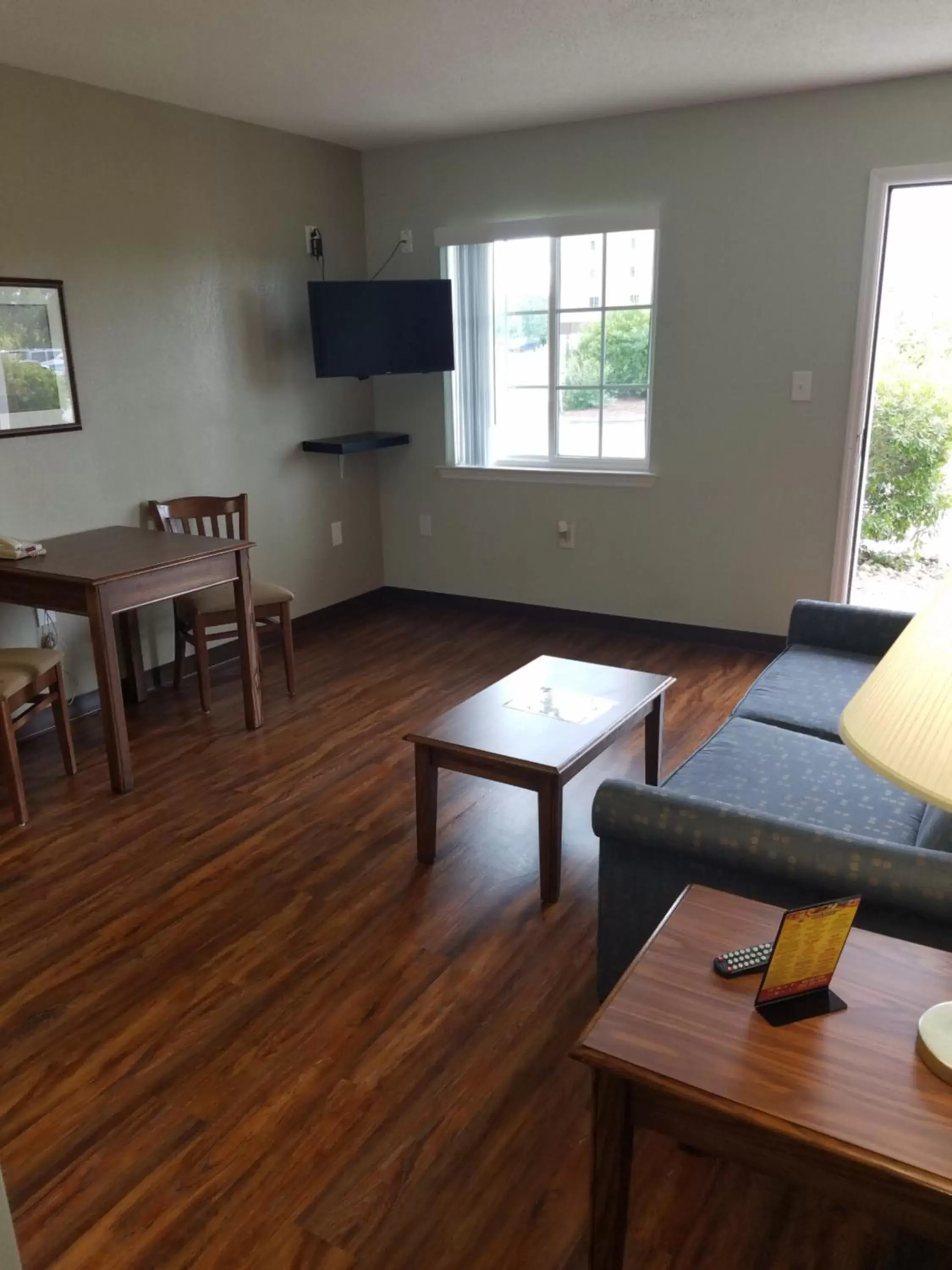 Living room, Seating Area in Affordable Suites Jacksonville