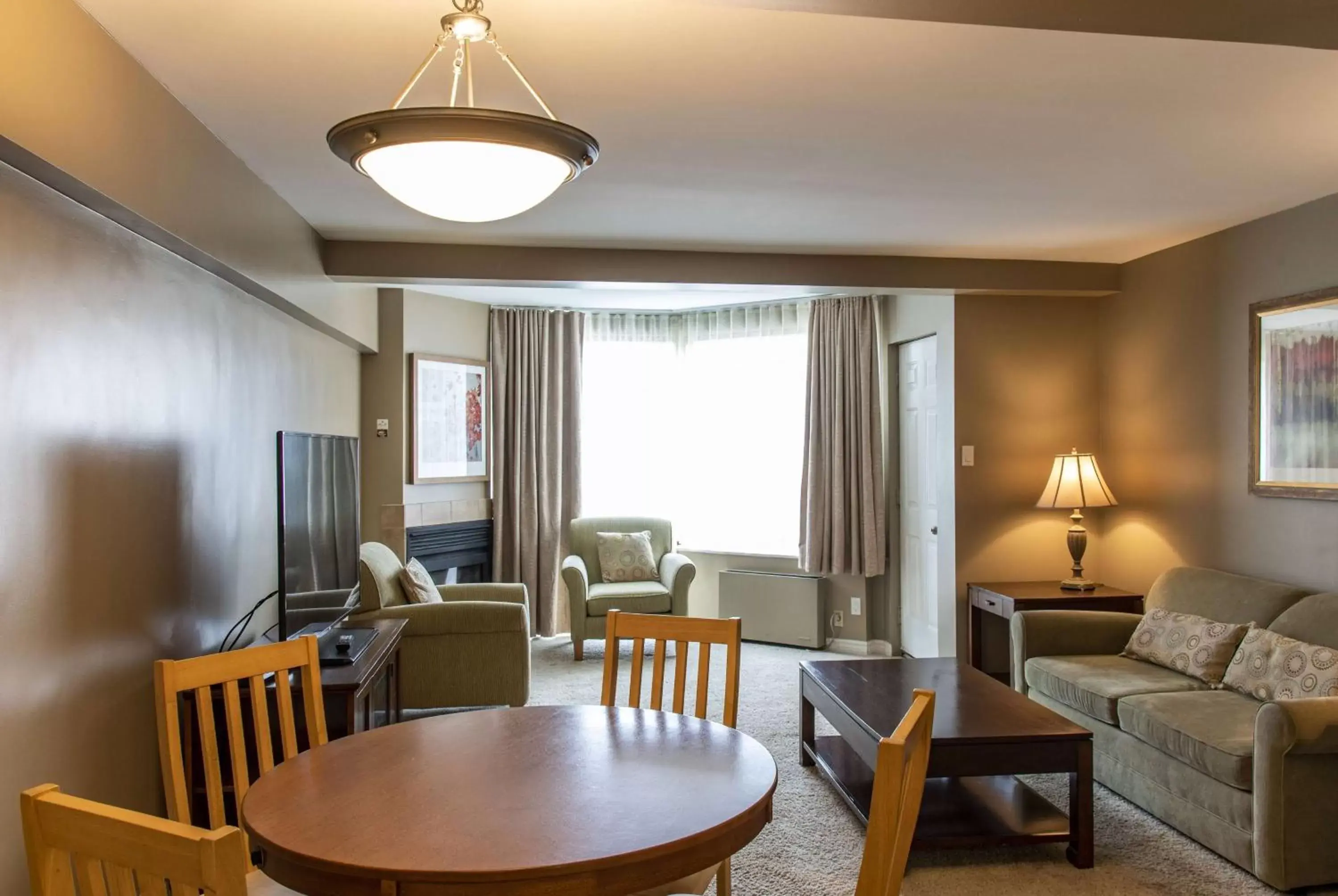 Photo of the whole room, Seating Area in Georgian Bay Hotel Trademark Collection by Wyndham