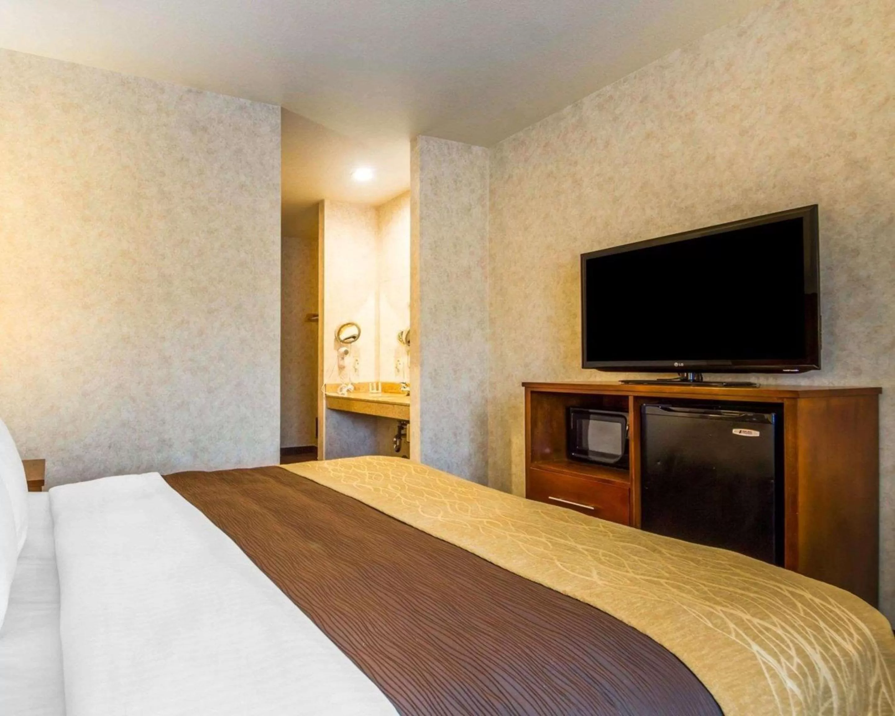 Photo of the whole room, Bed in Comfort Inn Watsonville