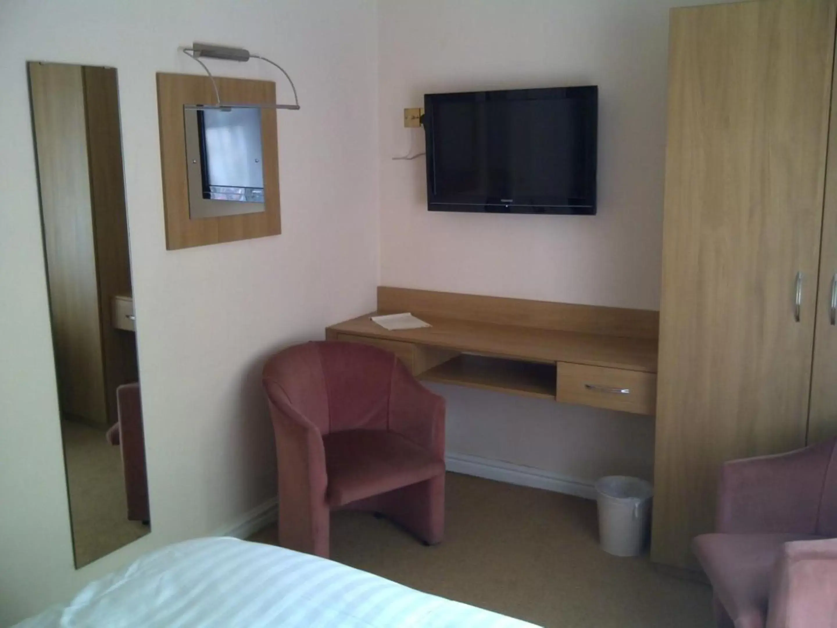 Bedroom, TV/Entertainment Center in The Queensgate Hotel