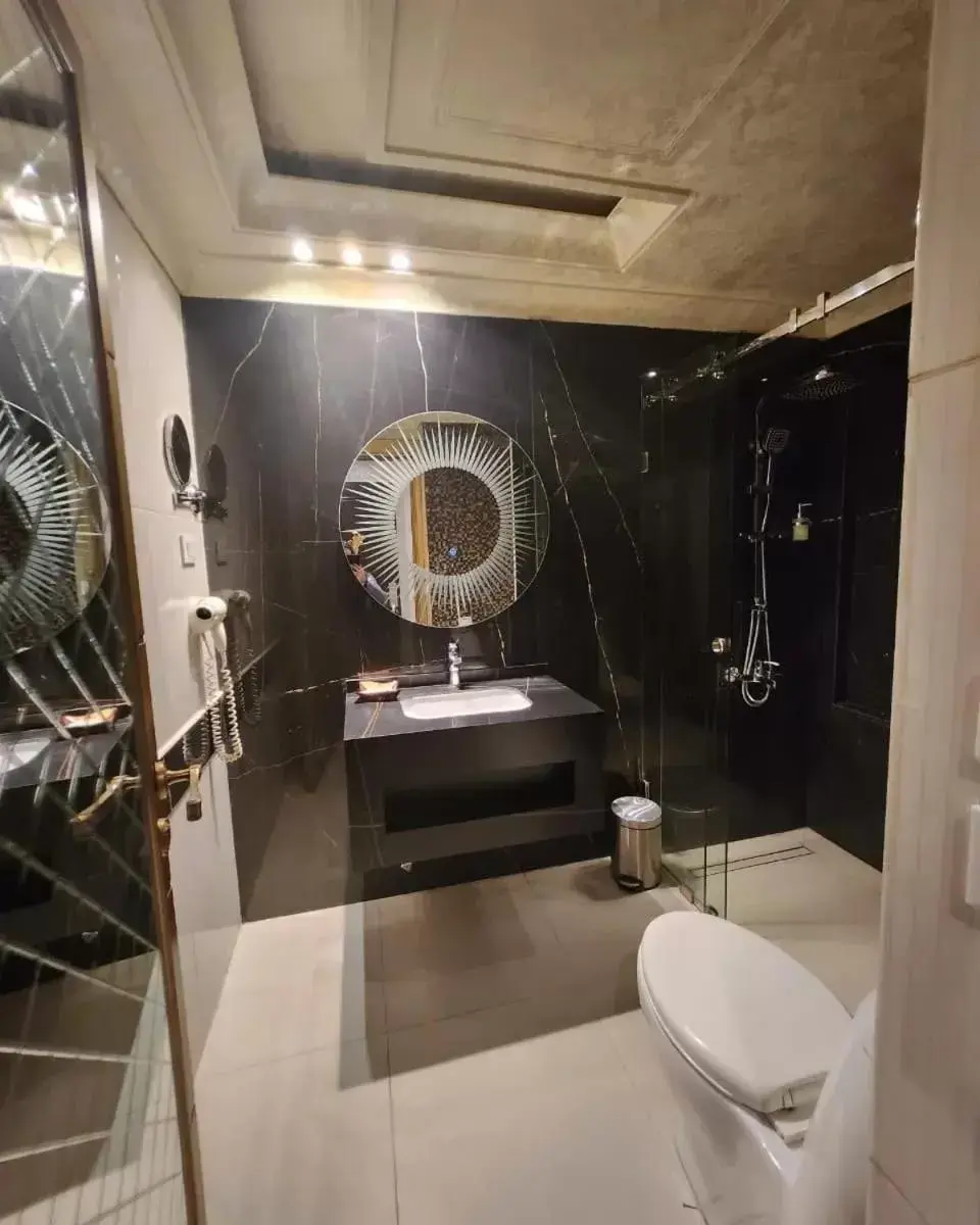 Bathroom in Q Hotel