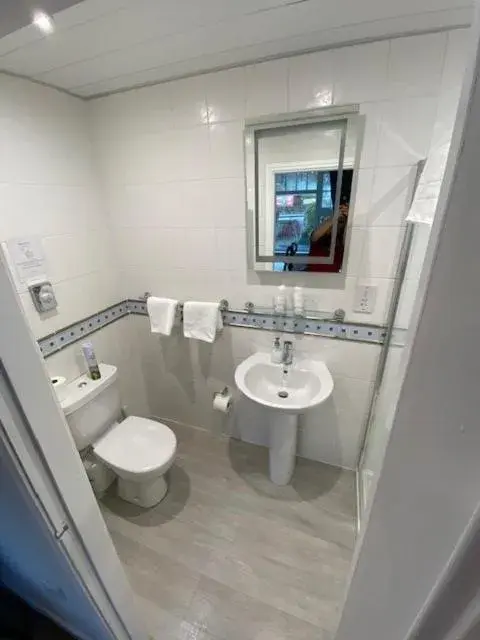 Shower, Bathroom in Meadowcroft Guest House