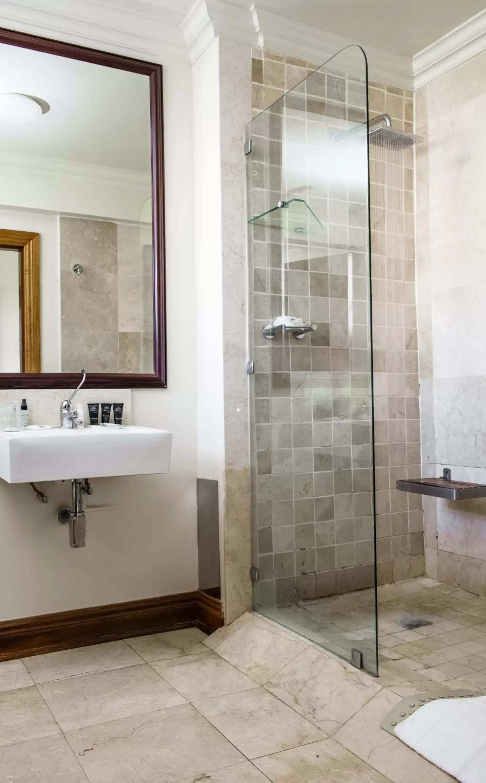 Shower, Bathroom in Belaire Suites Hotel