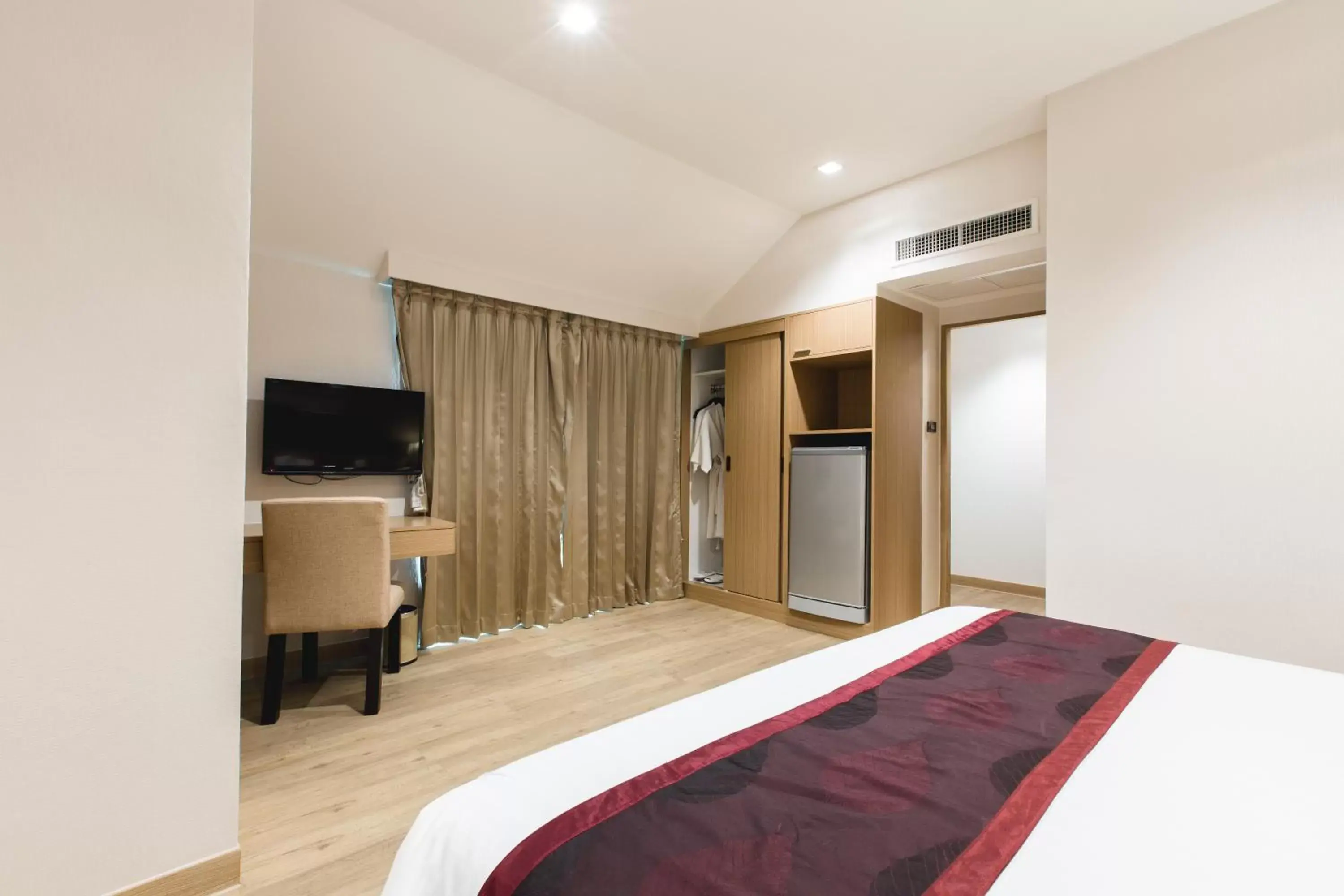 Bedroom, Bed in Adelphi Pattaya - SHA Extra Plus
