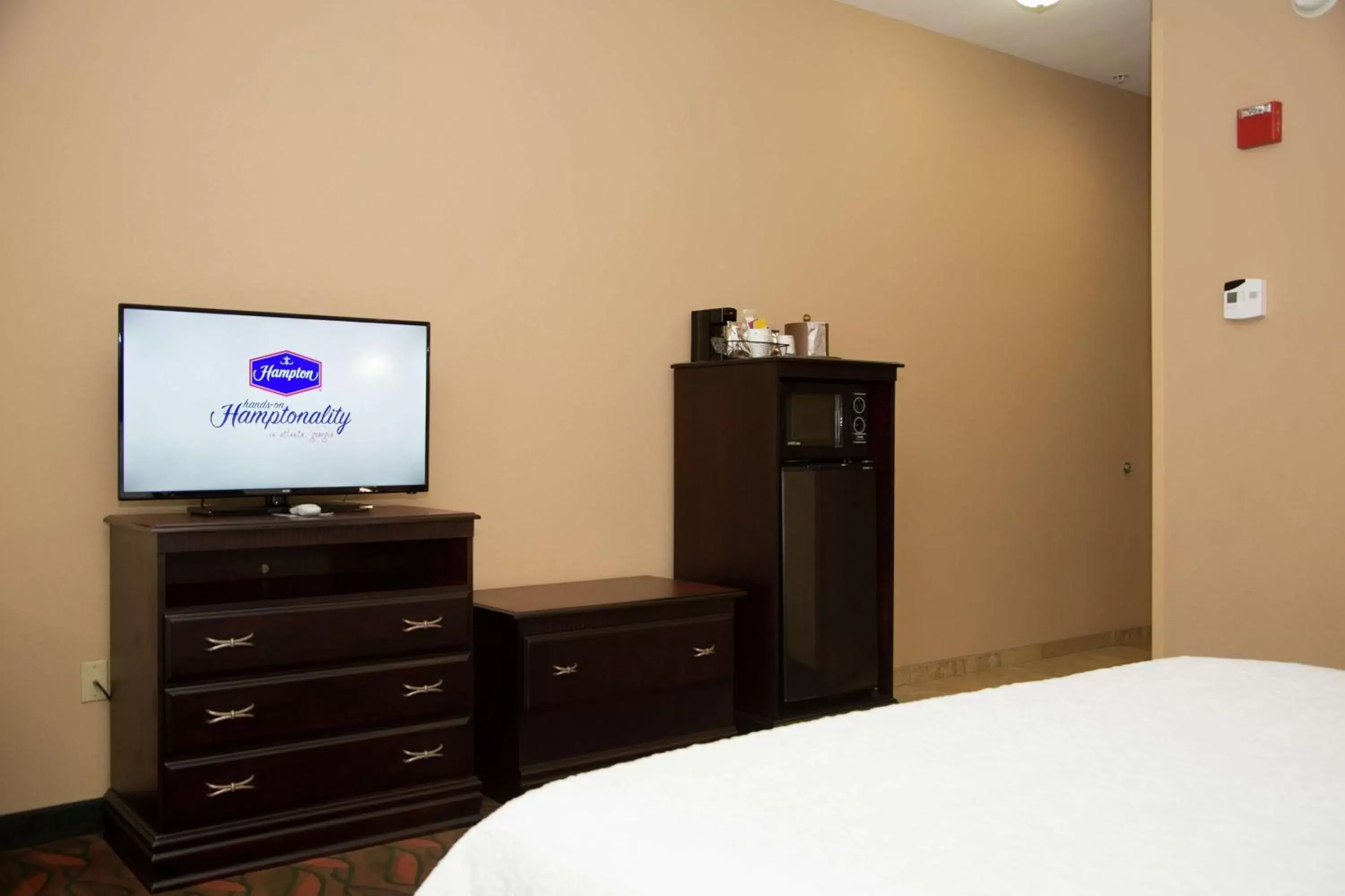 Bed, TV/Entertainment Center in Hampton Inn & Suites Houston Rosenberg