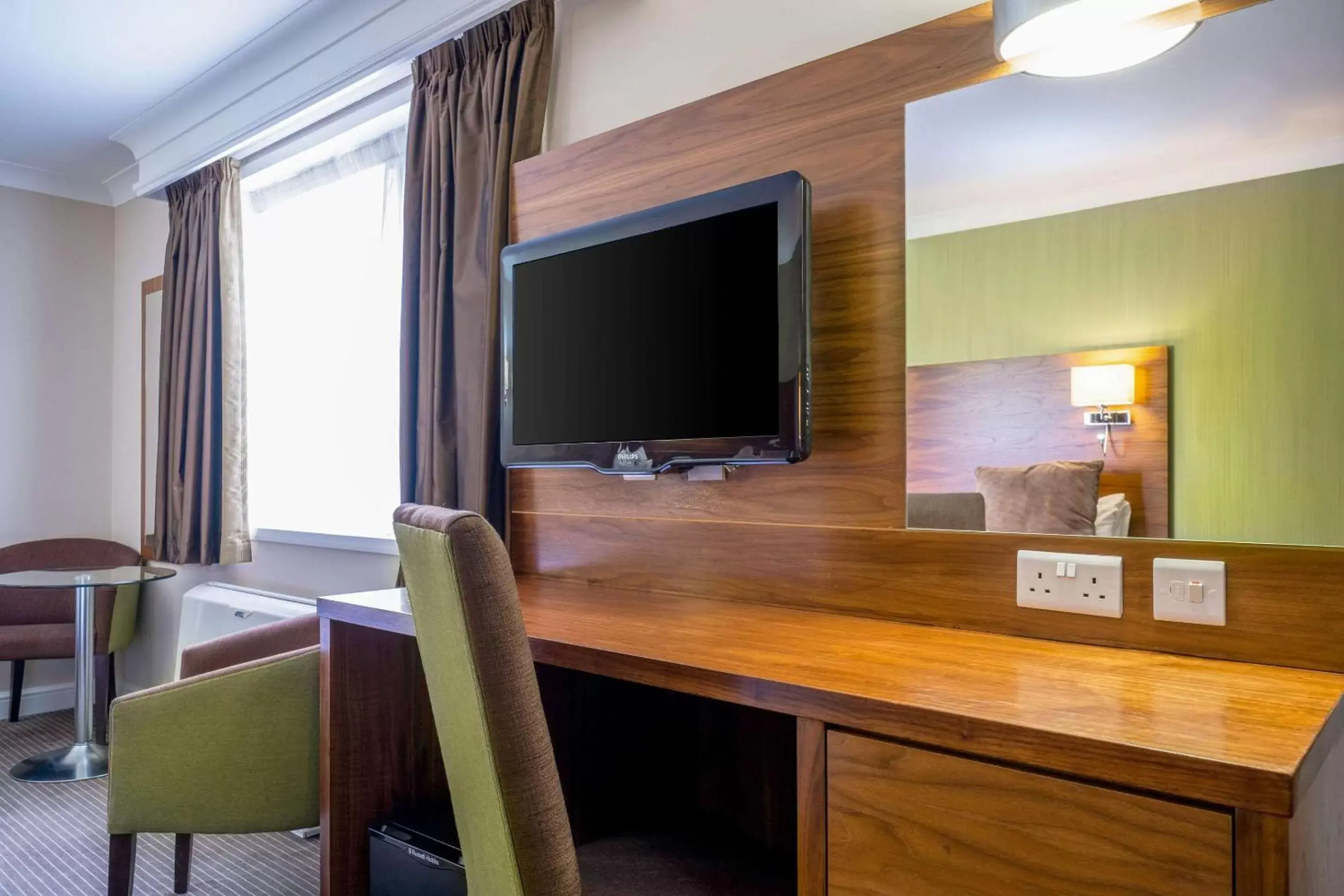 Bathroom, TV/Entertainment Center in Clarion Hotel Newcastle South