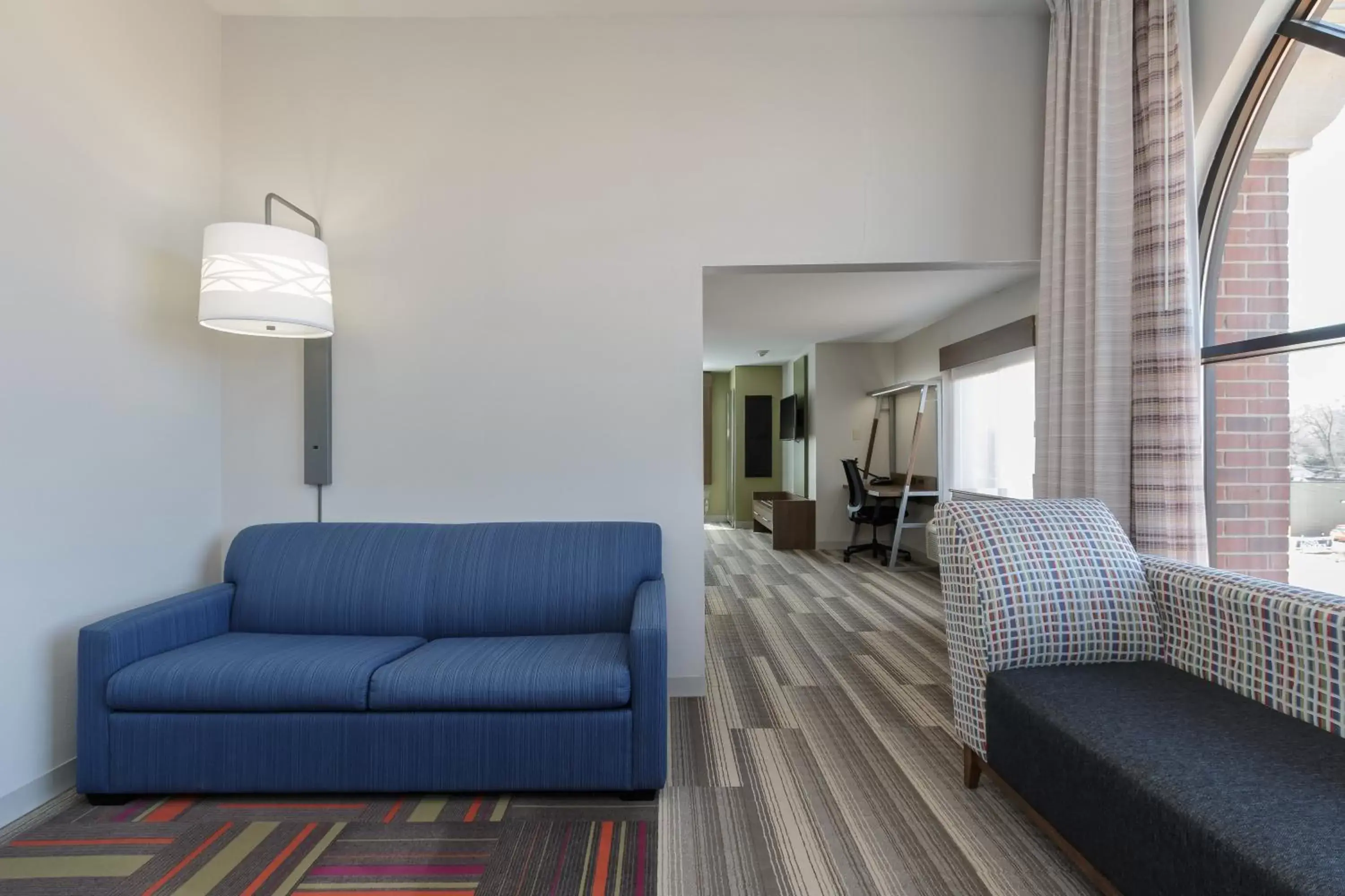 Bedroom, Seating Area in Holiday Inn Express & Suites - South Bend - Notre Dame Univ.