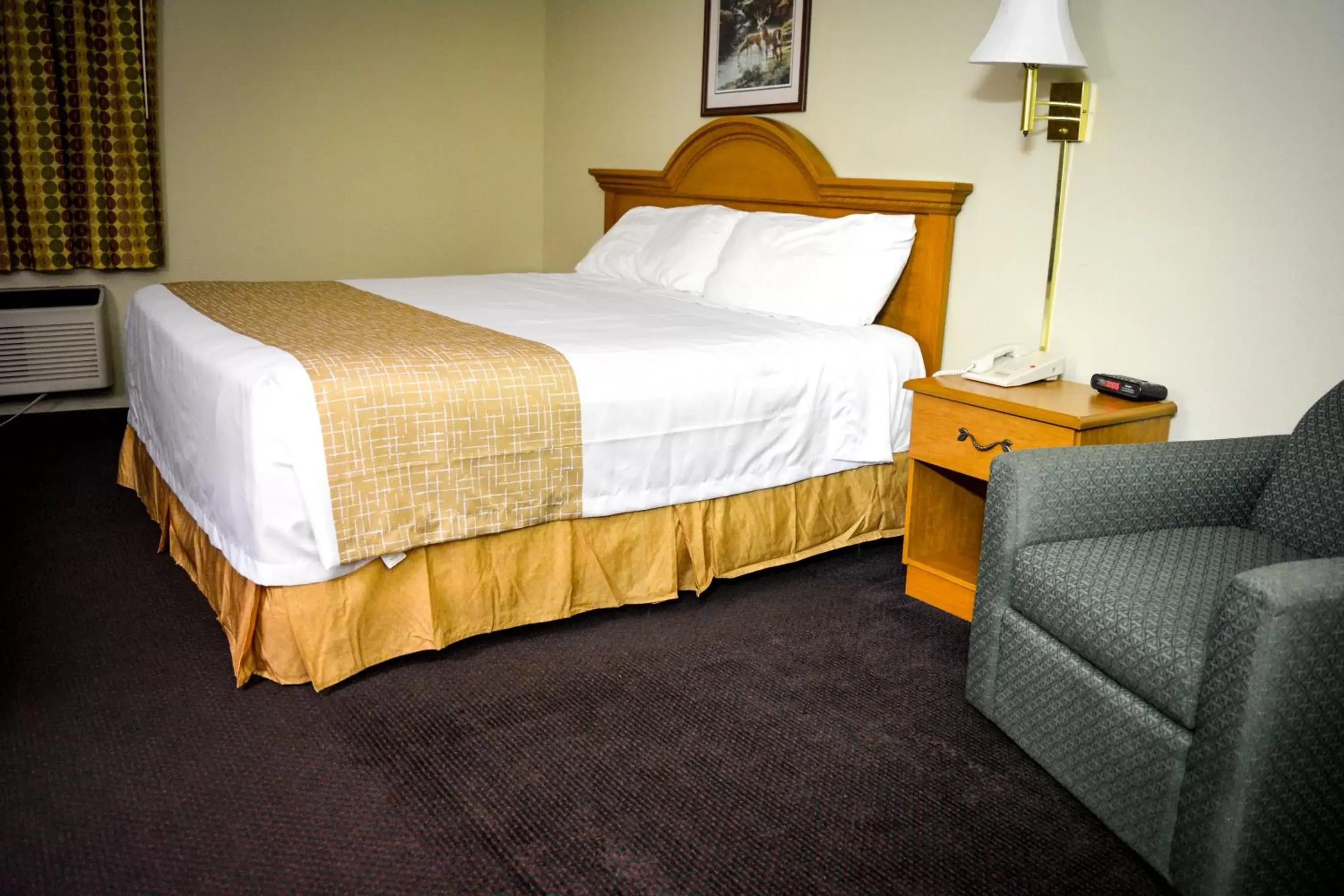 Photo of the whole room, Bed in Travelodge by Wyndham St. Louis Photo of the whole room, Bed in Travelodge by Wyndham St. Louis