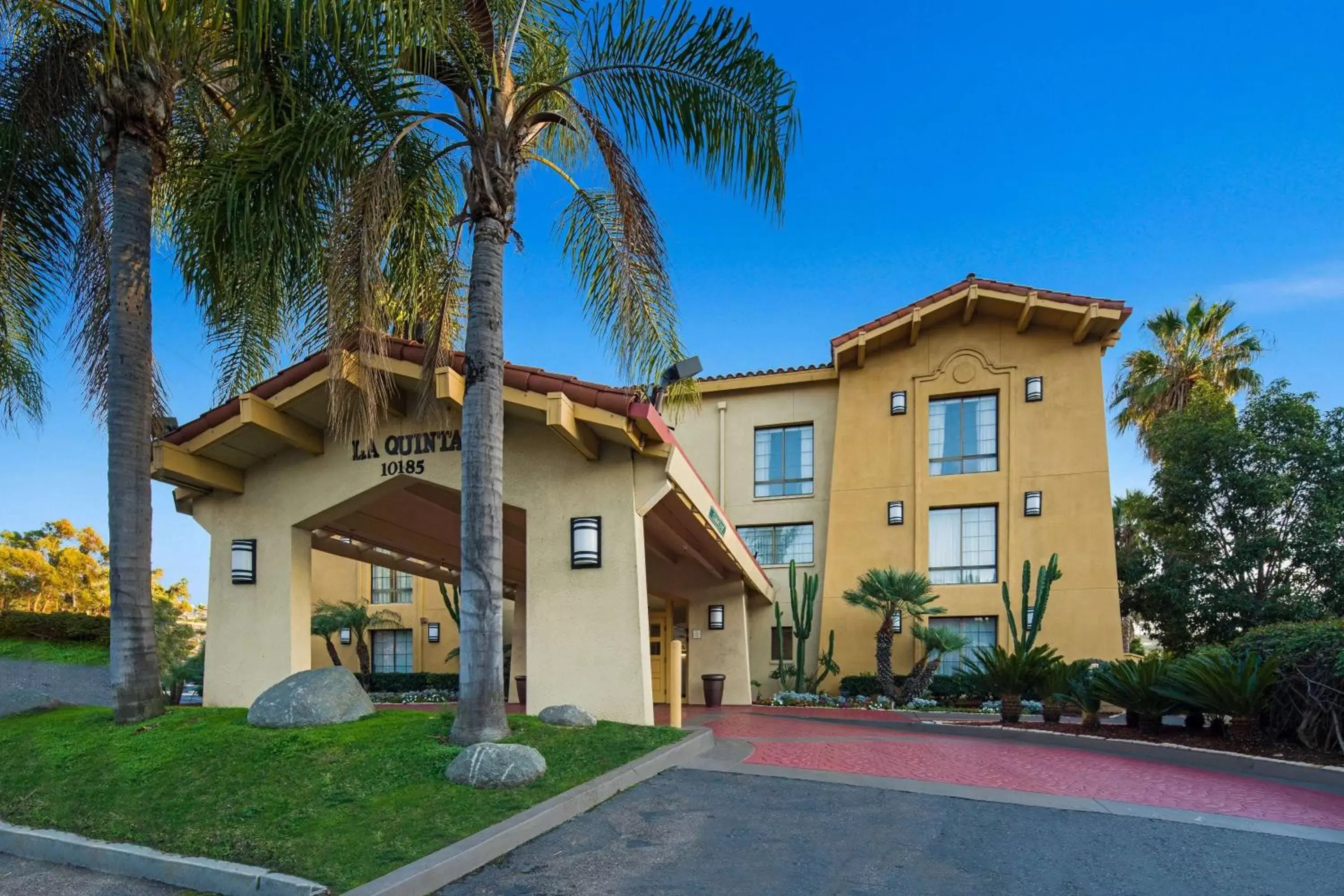 Property Building in La Quinta Inn by Wyndham San Diego - Miramar
