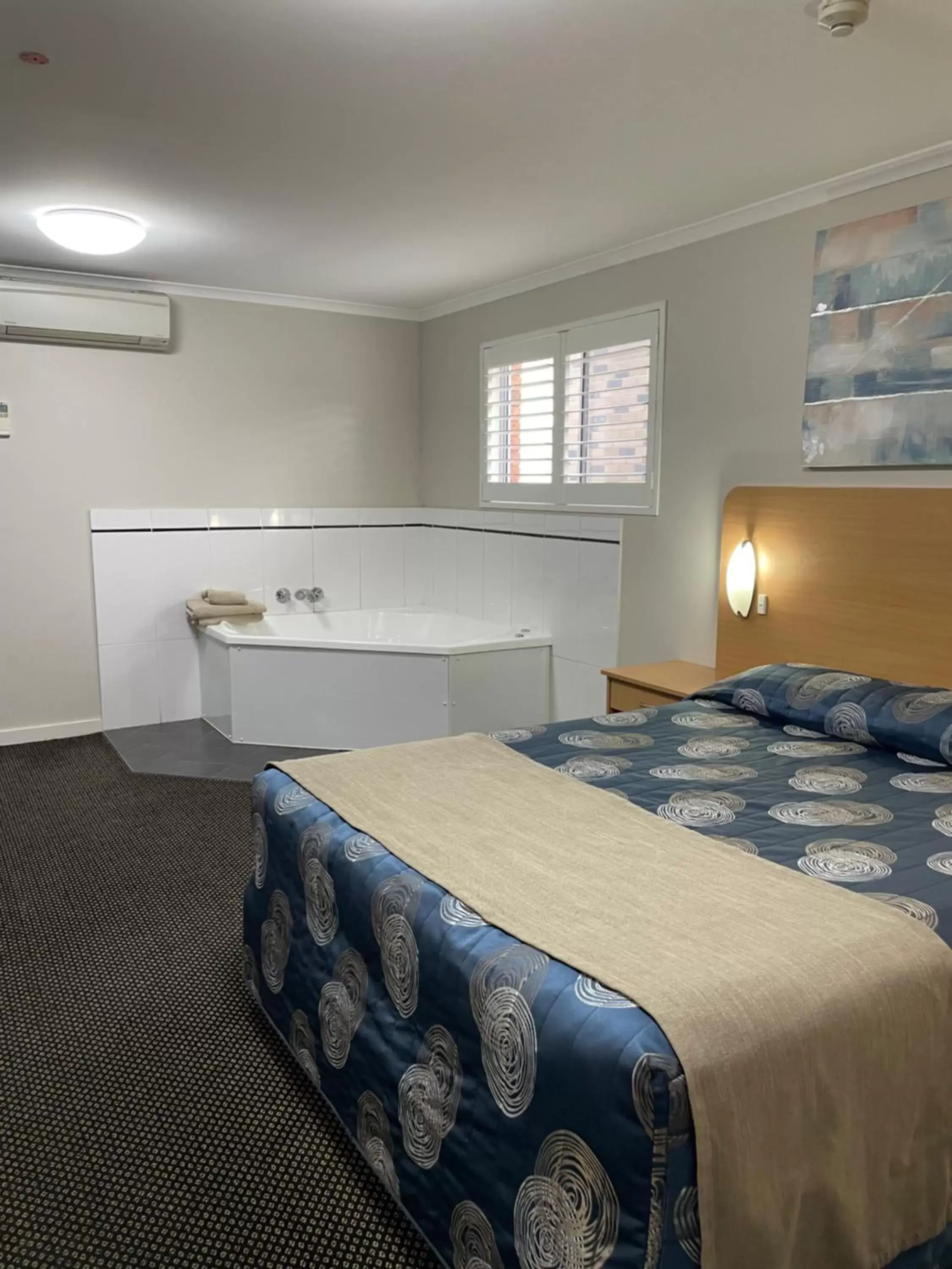 Bed in Cattlemans Country Motor Inn & Serviced Apartments