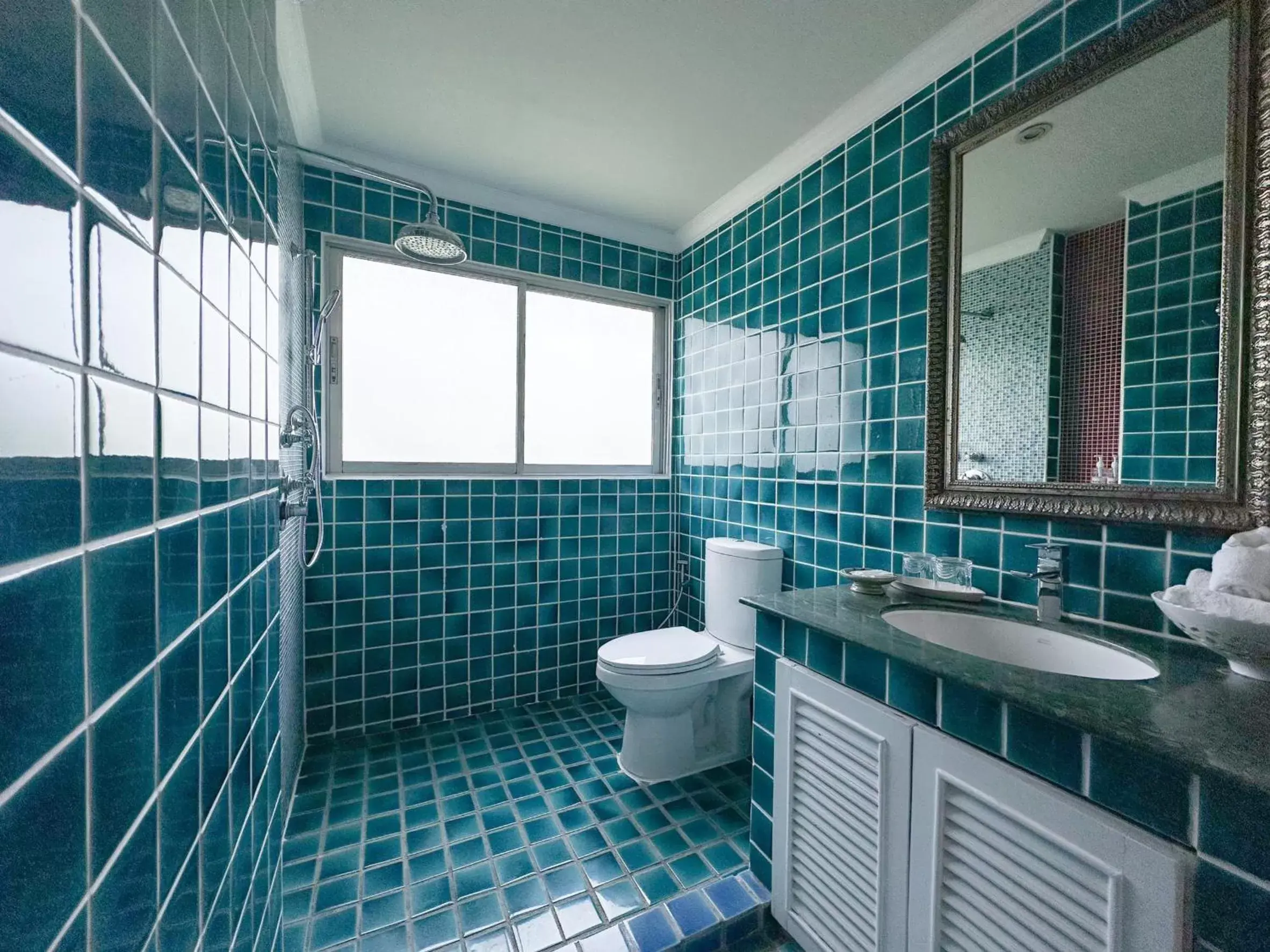 Shower, Bathroom in At Pingnakorn Hotel