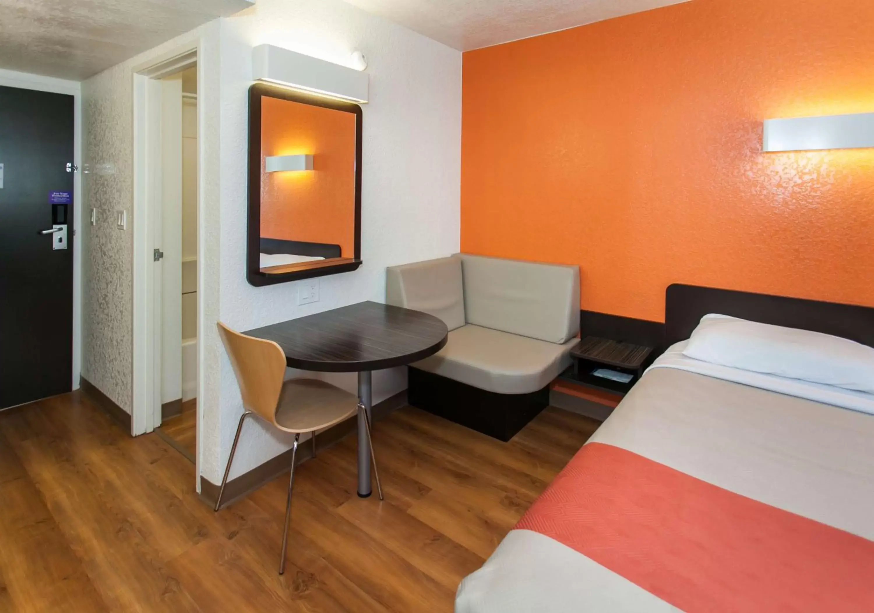 Seating area in Motel 6-Los Angeles, CA - Los Angeles - LAX