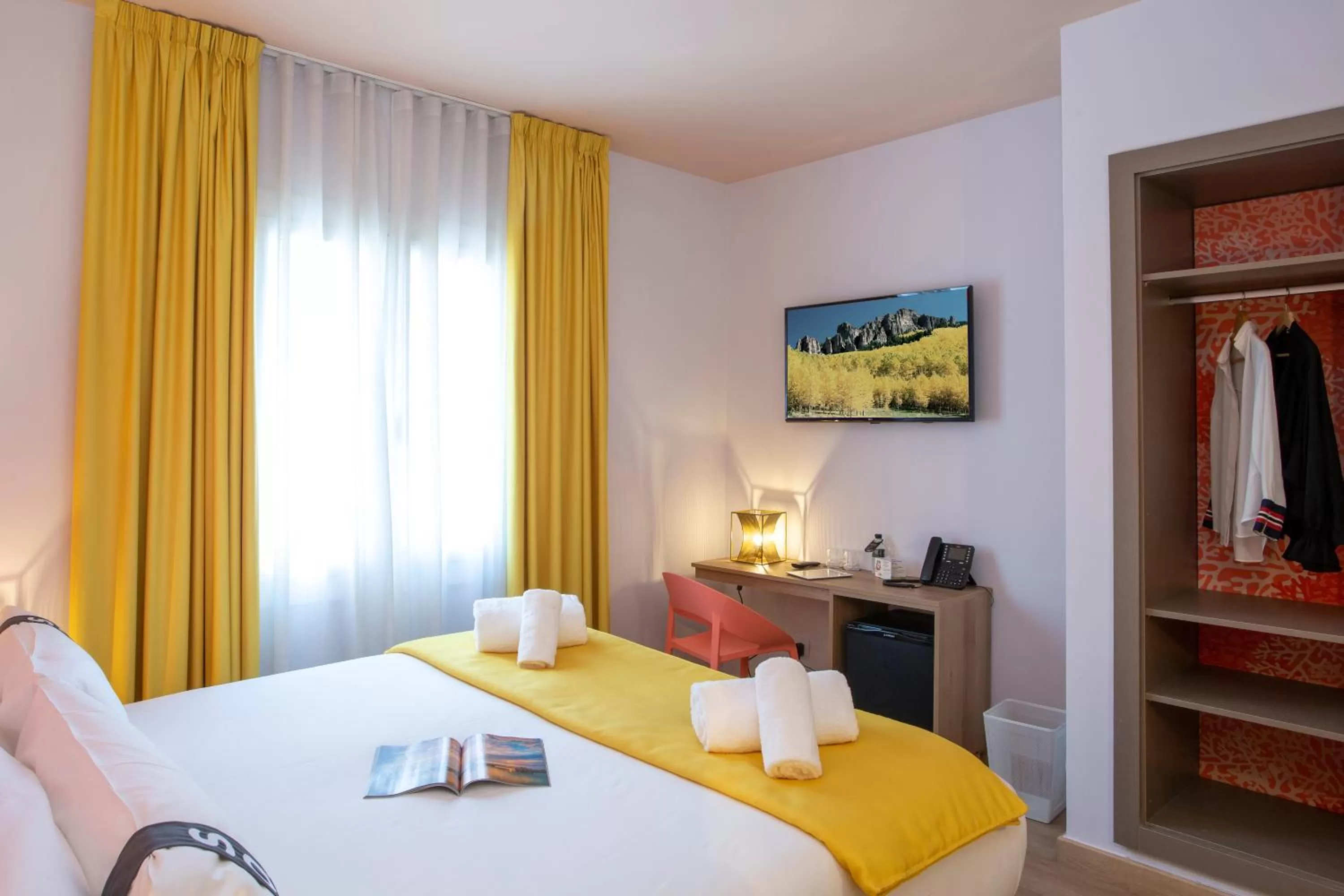 Photo of the whole room, Bed in Casual Colours Barcelona