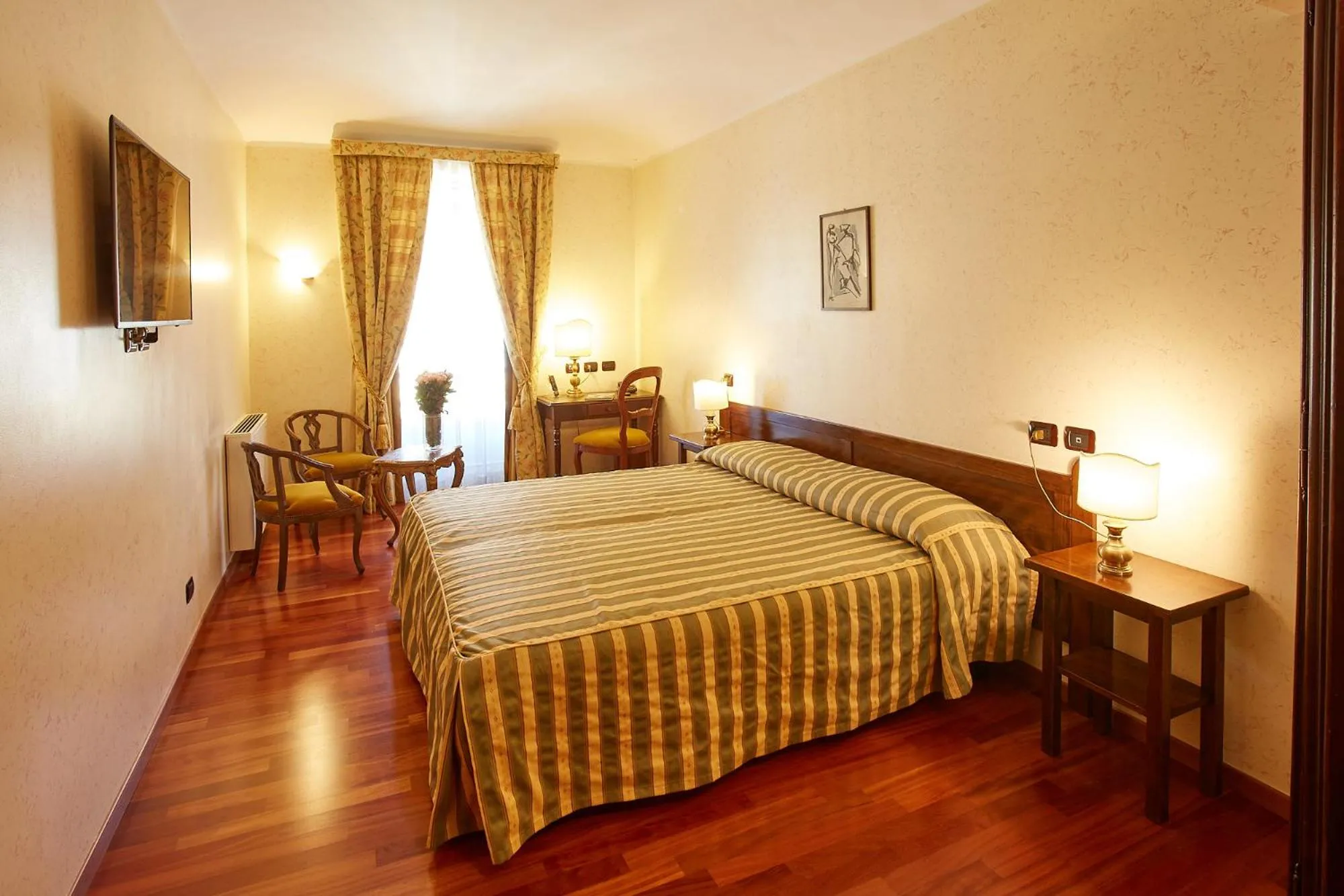 Photo of the whole room, Bed in Liberty Hotel