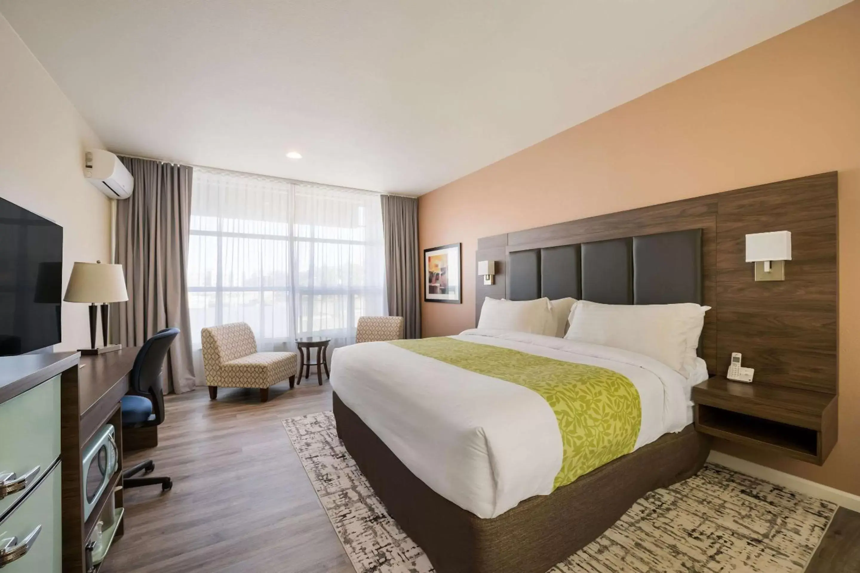 Bedroom in Inn at Port Gardner-Everett Waterfront, Ascend Hotel Collection