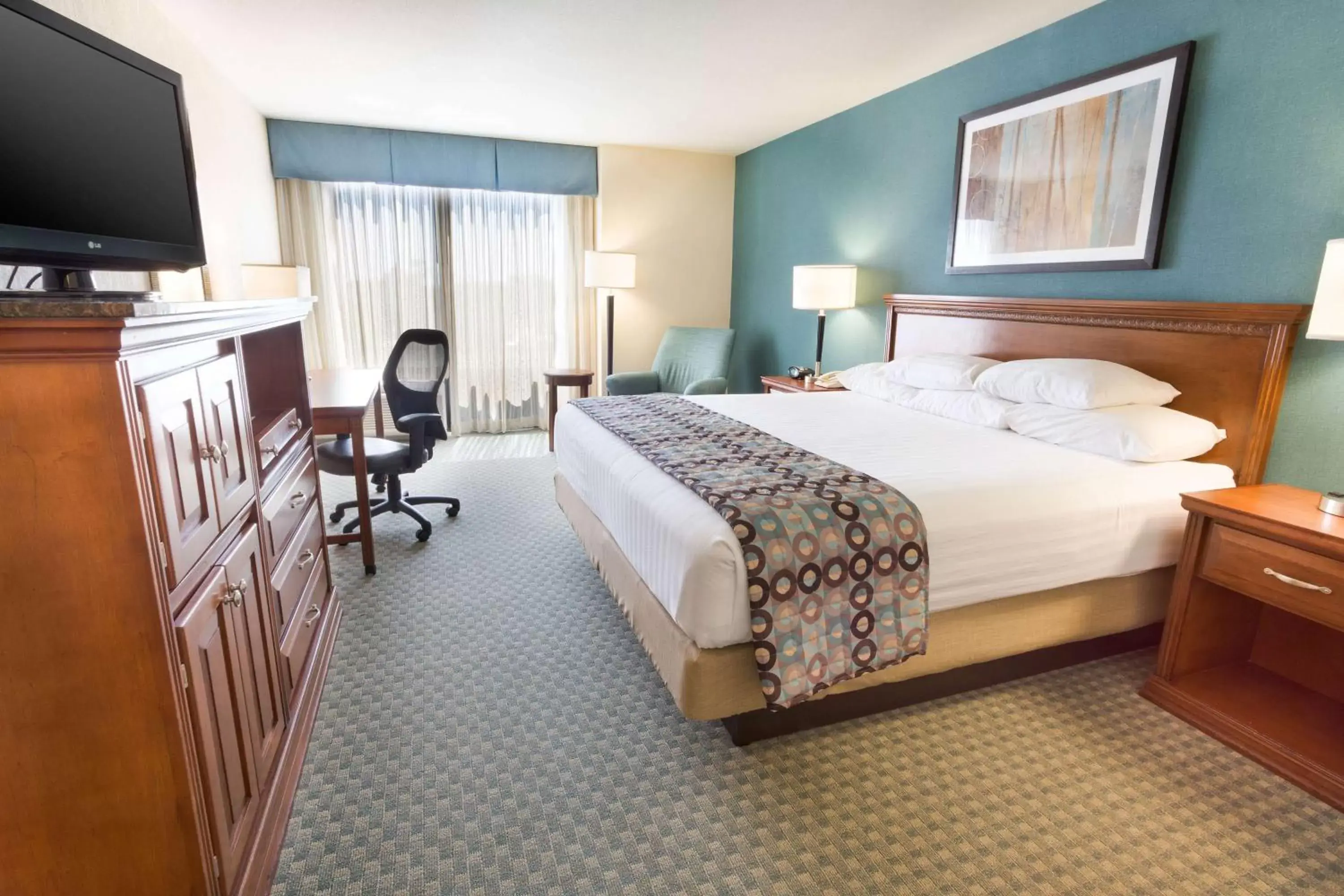 Photo of the whole room, Bed in Drury Inn & Suites Birmingham Lakeshore Drive