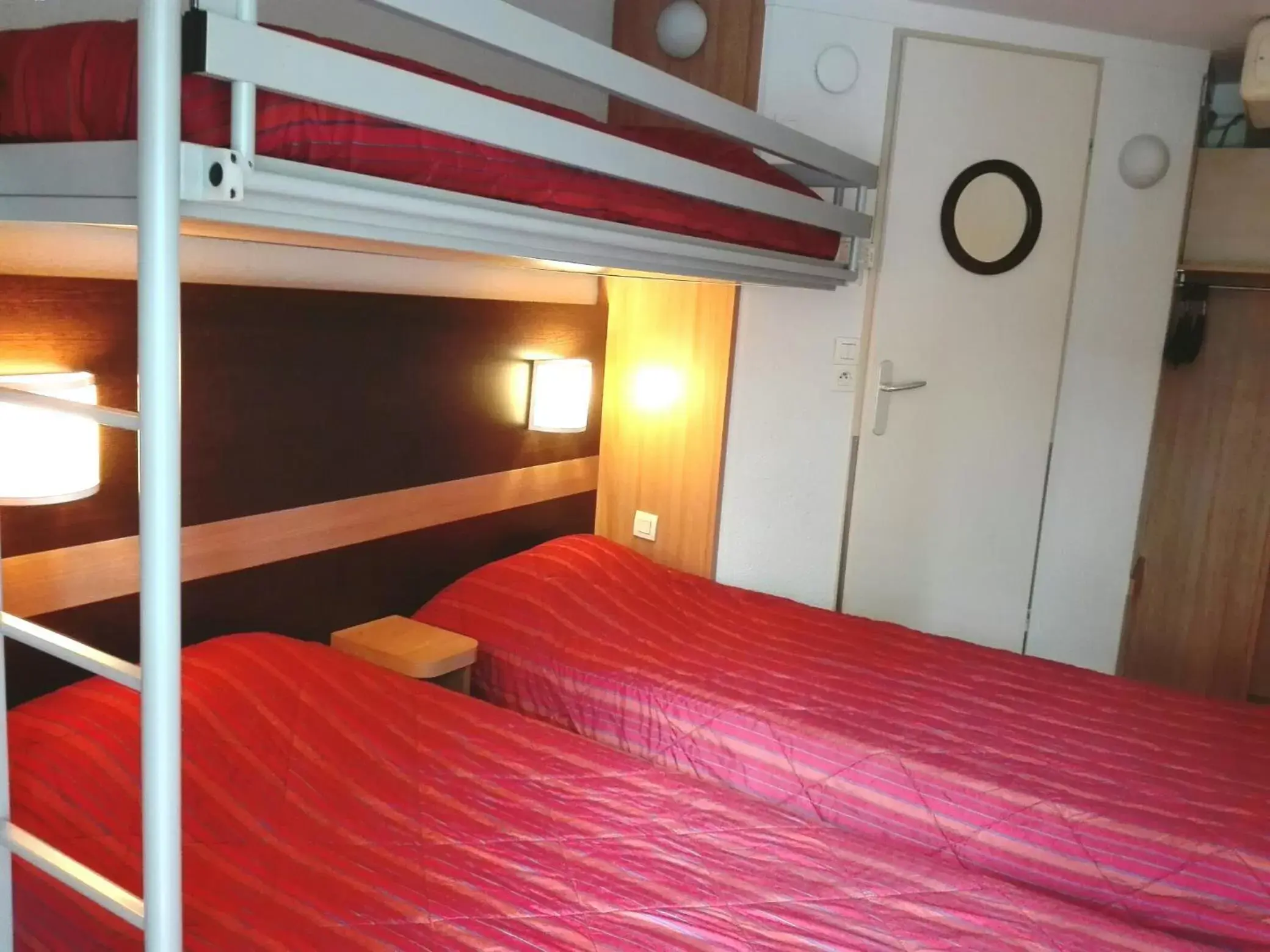 Photo of the whole room, Bed in Premiere Classe Grenoble Sud - Gieres Universite Photo of the whole room, Bed in Premiere Classe Grenoble Sud - Gieres Universite