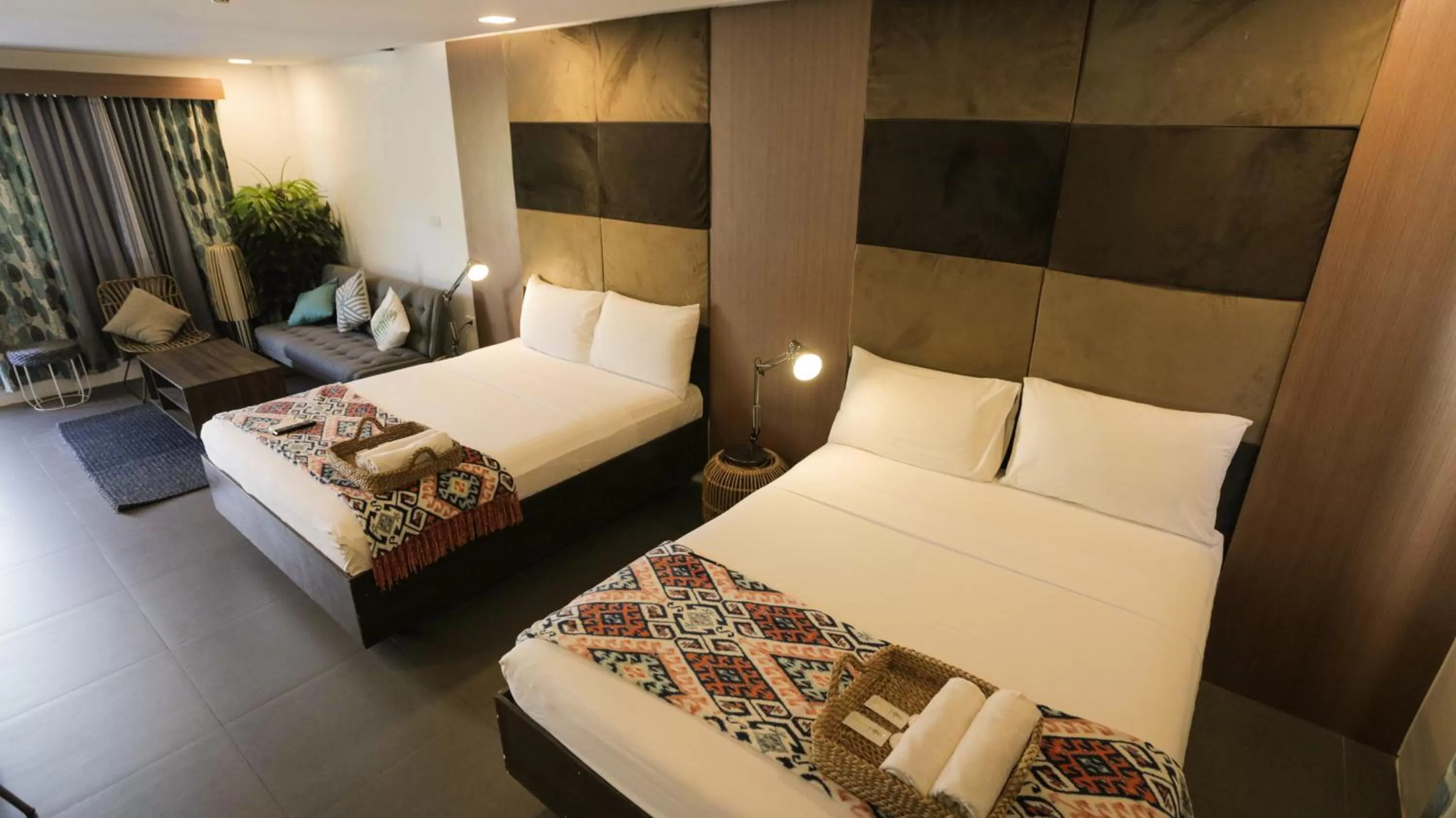 Living room, Bed in Treetop Suites