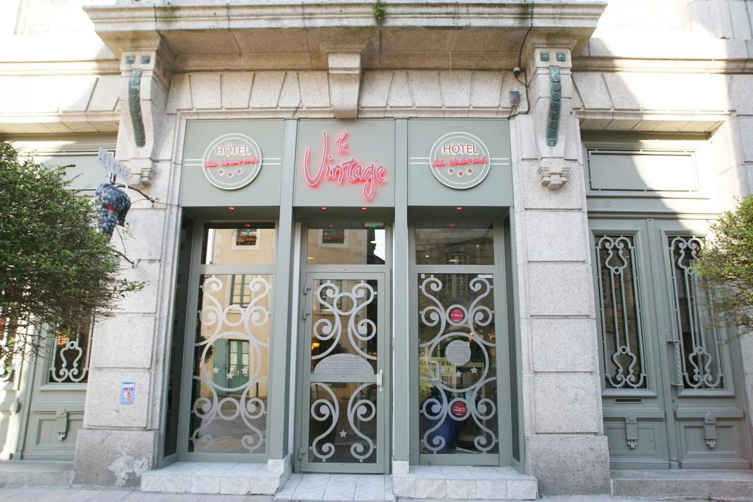 Facade/entrance in Hôtel Vintage