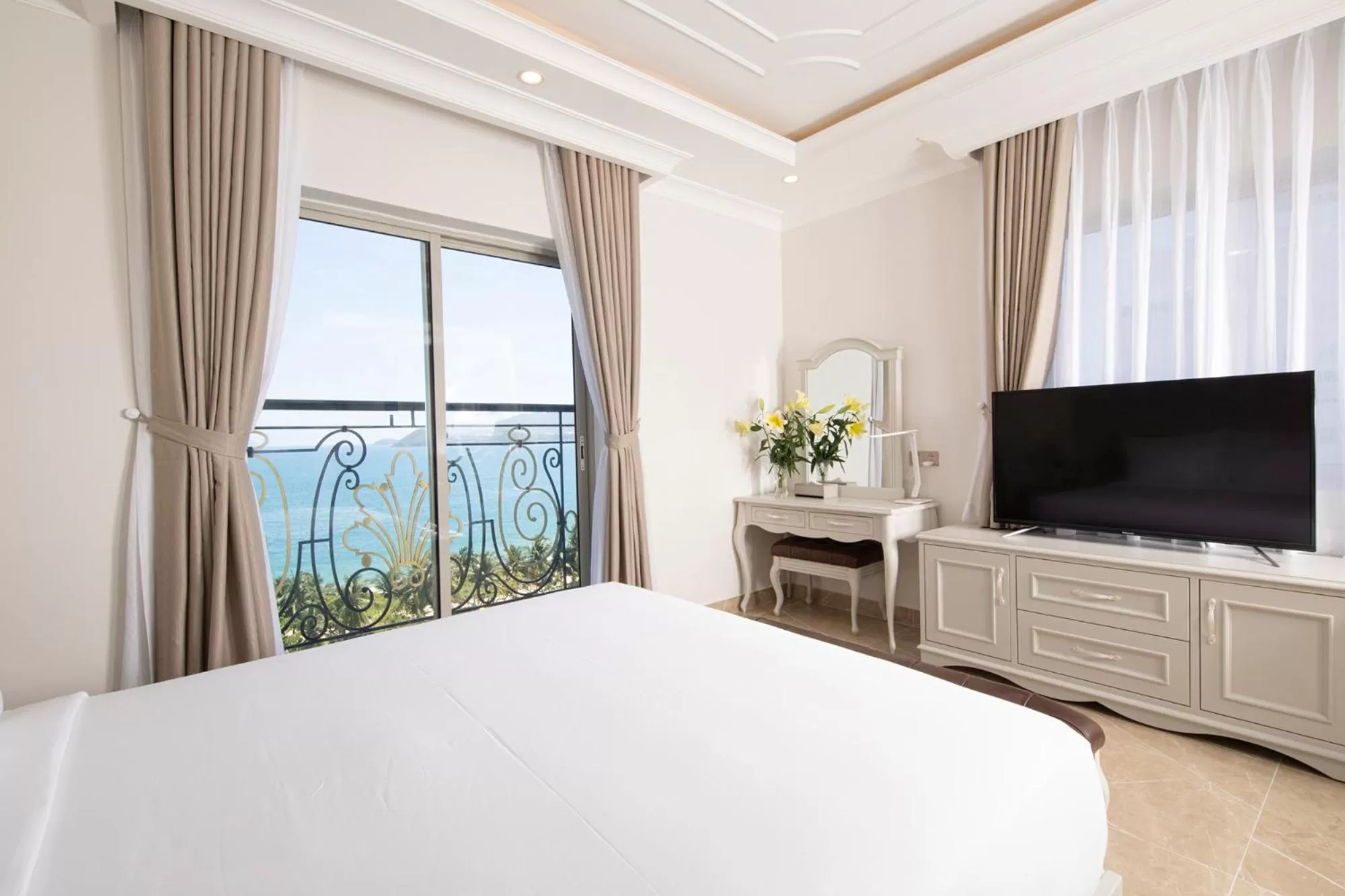 Bed, TV/Entertainment Center in MerPerle Beach Hotel
