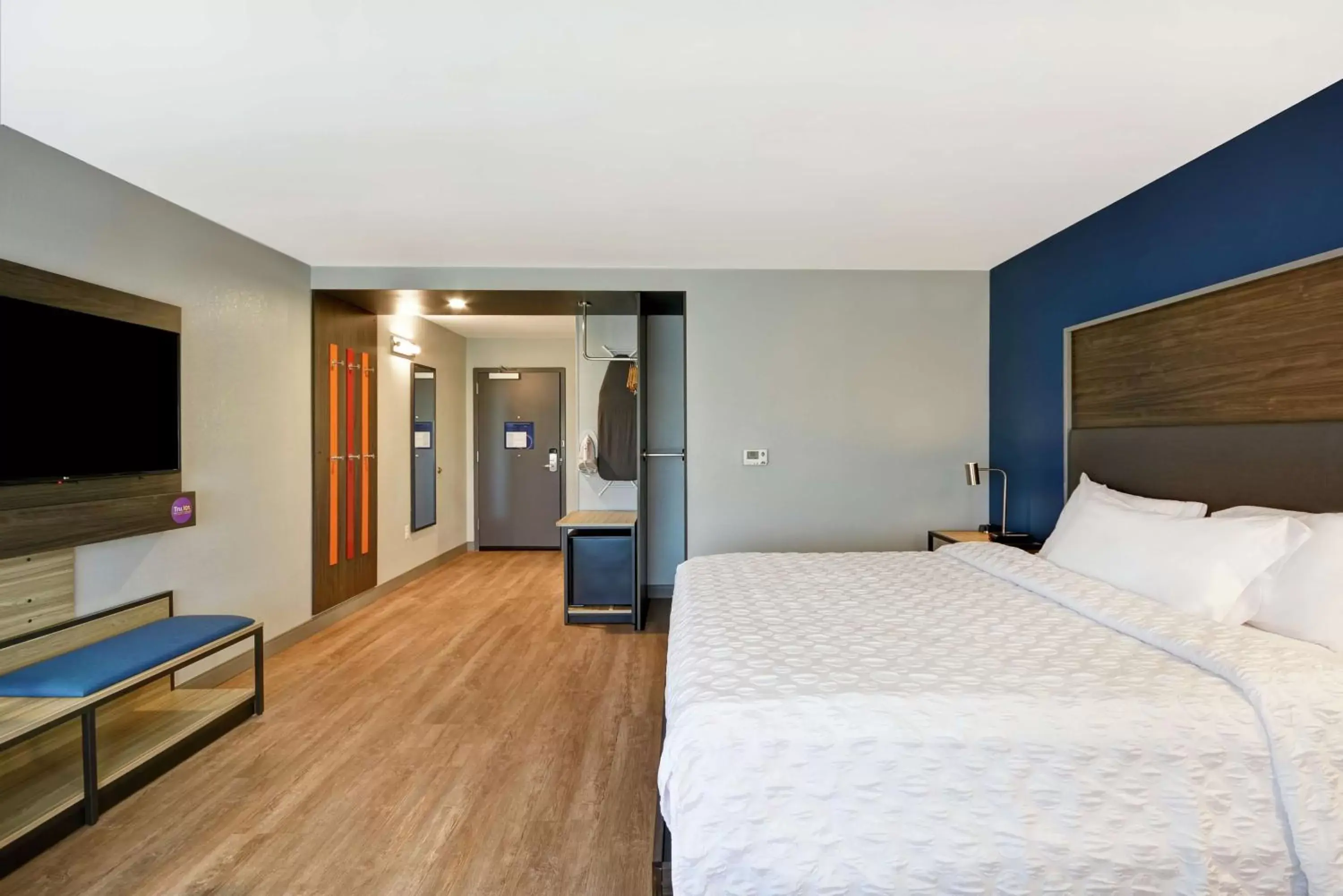 Bedroom, TV/Entertainment Center in Tru By Hilton Beavercreek Dayton