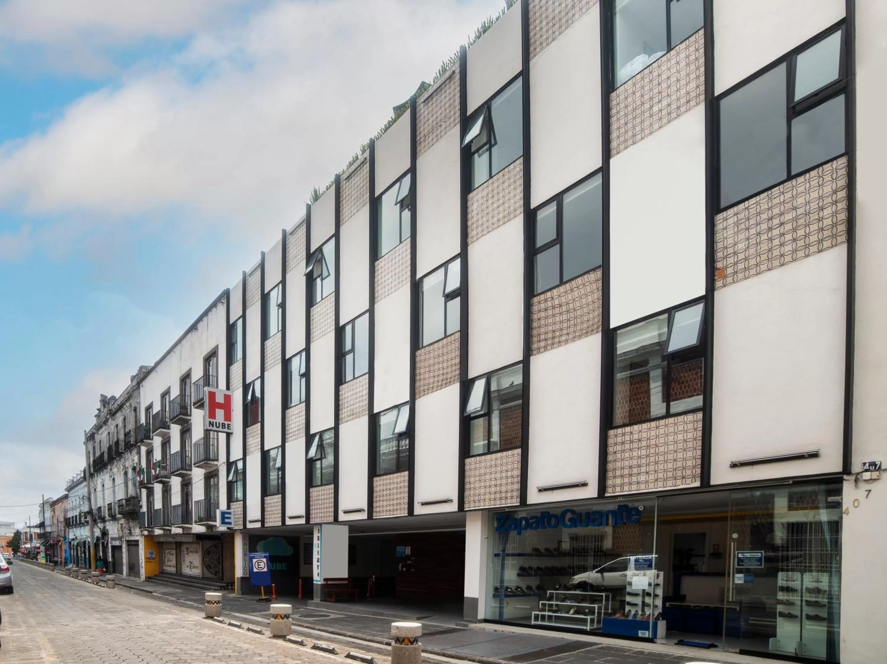Facade/entrance in Hotel Nube, Puebla Centro