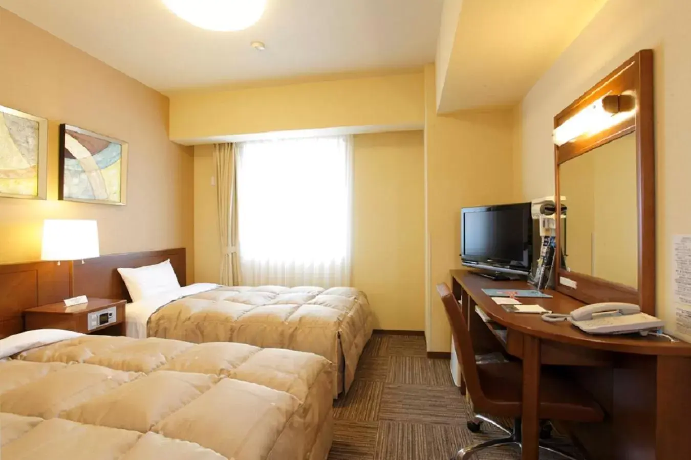 Bed, TV/Entertainment Center in Hotel Route-Inn Ichinomiya Ekimae