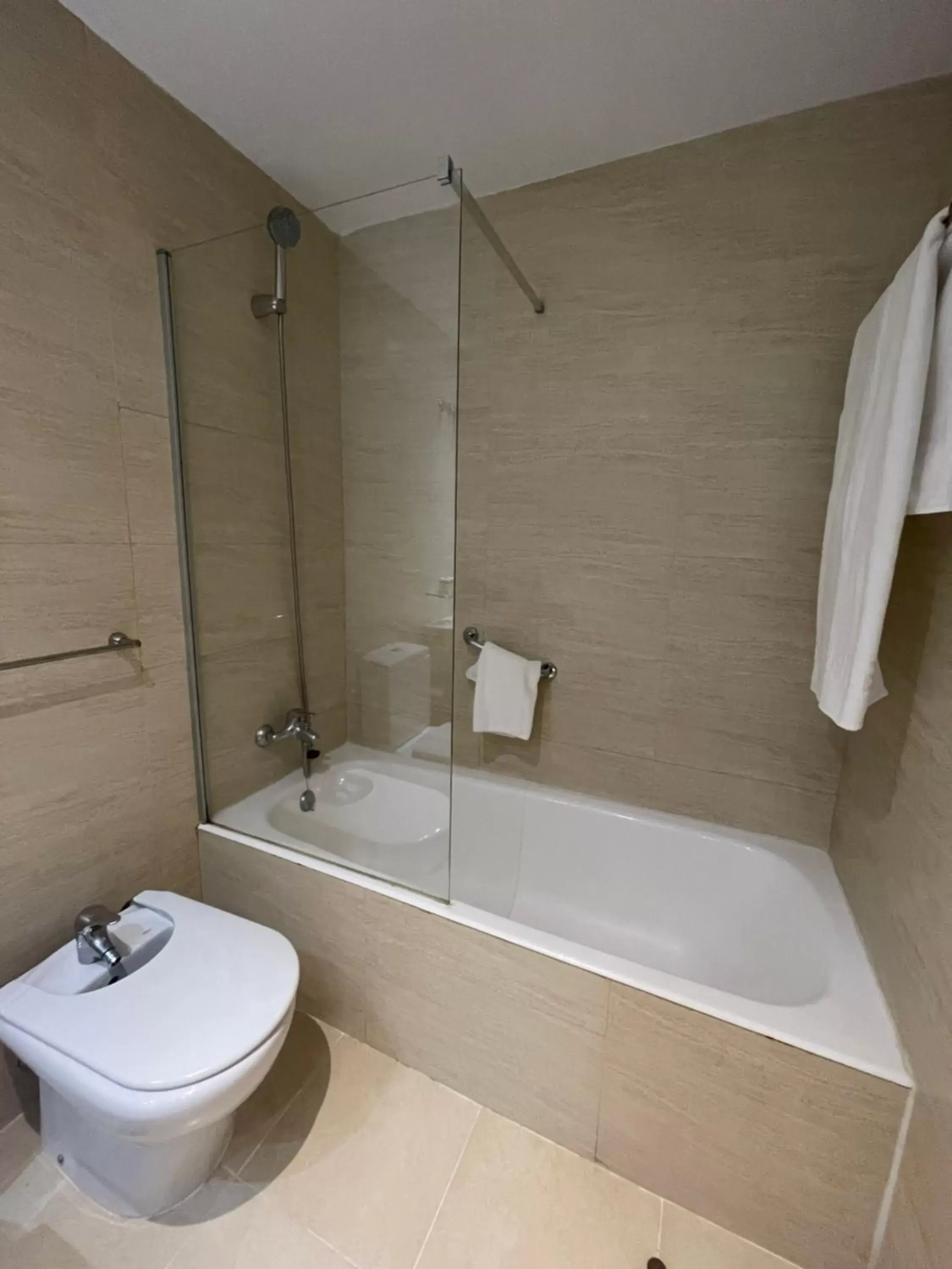 Bathroom in Hotel Neptuno by ON GROUP