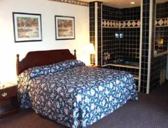 1 King Bed, One-Bedroom, Suite, Non-Smoking in Howard Johnson by Wyndham Pikesville