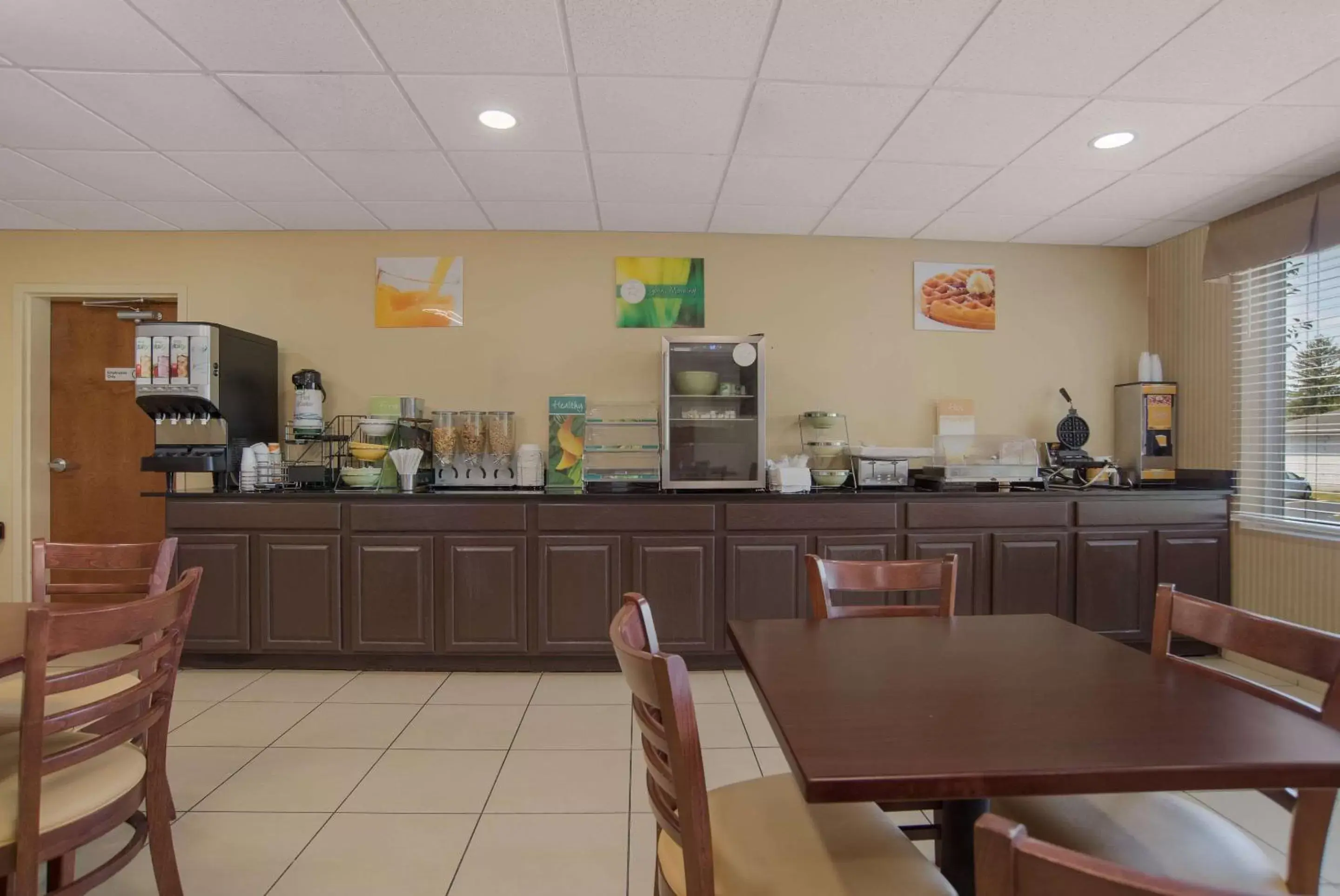 Breakfast, Restaurant/Places to Eat in Quality Inn & Suites Chambersburg