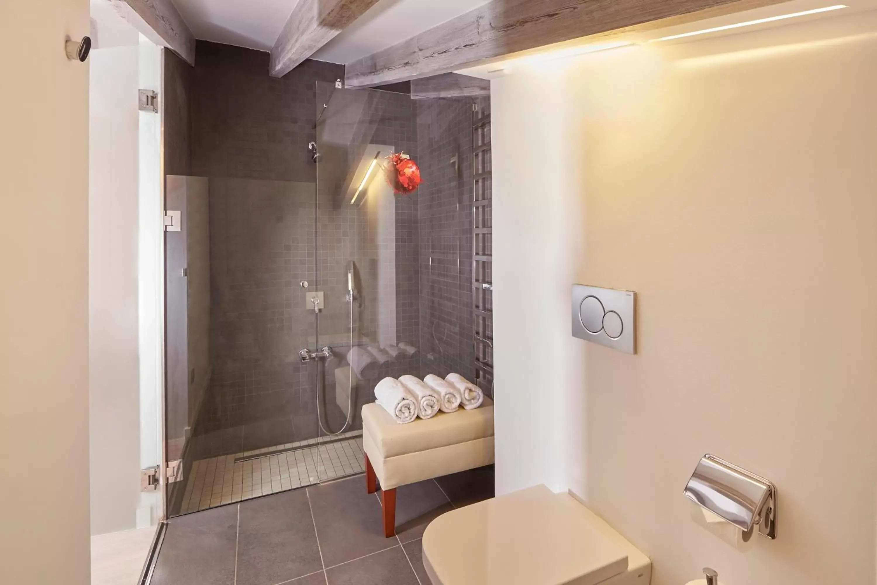 Toilet, Bathroom in Bennoc Petit Hotel