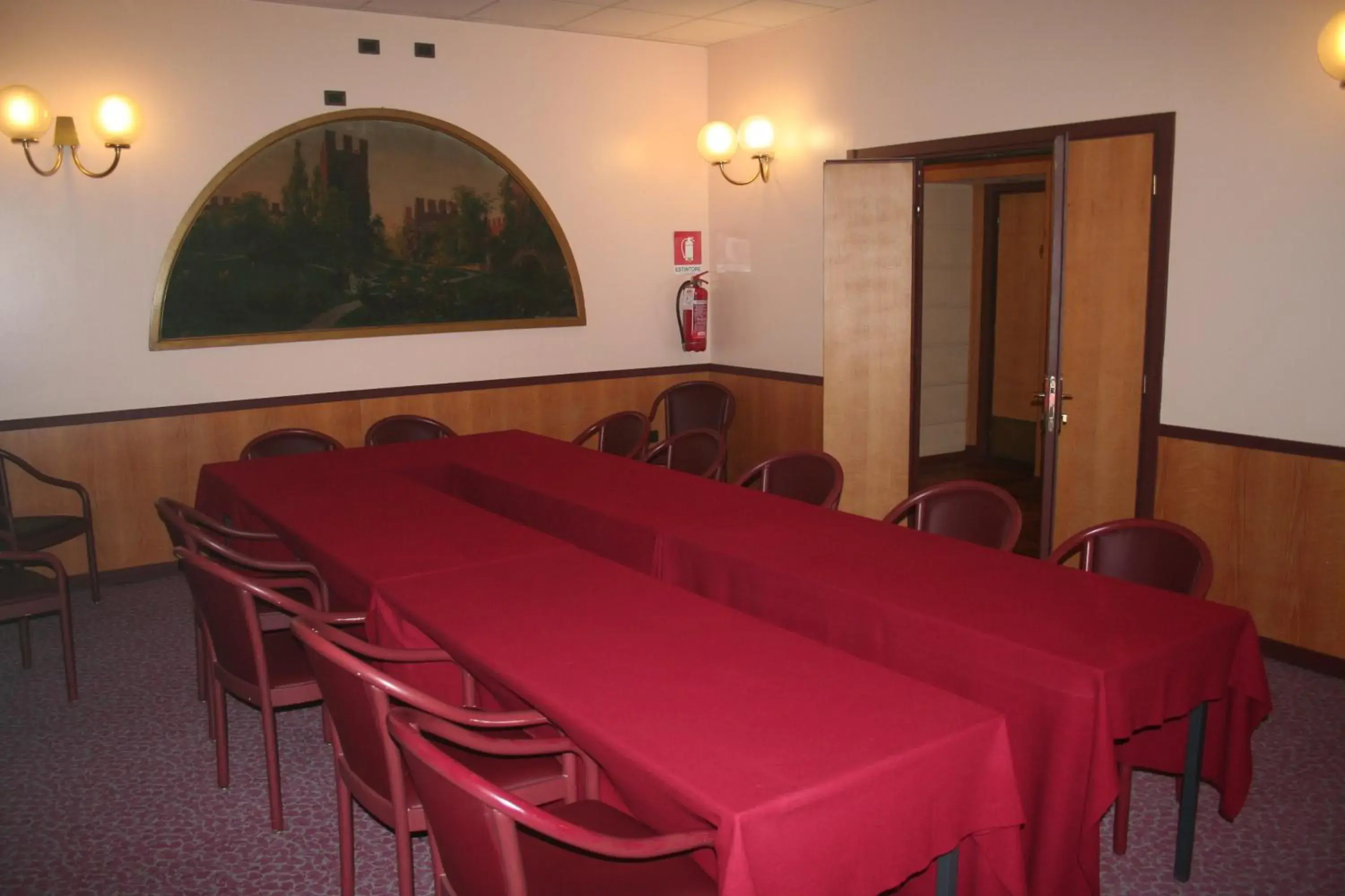Business facilities, Restaurant/Places to Eat in Albert Hotel