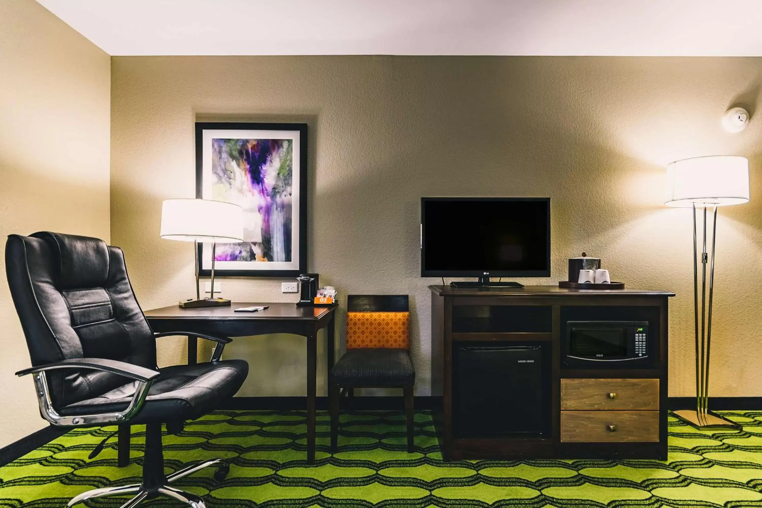 Bed, TV/Entertainment Center in Hampton Inn Niagara Falls/ Blvd