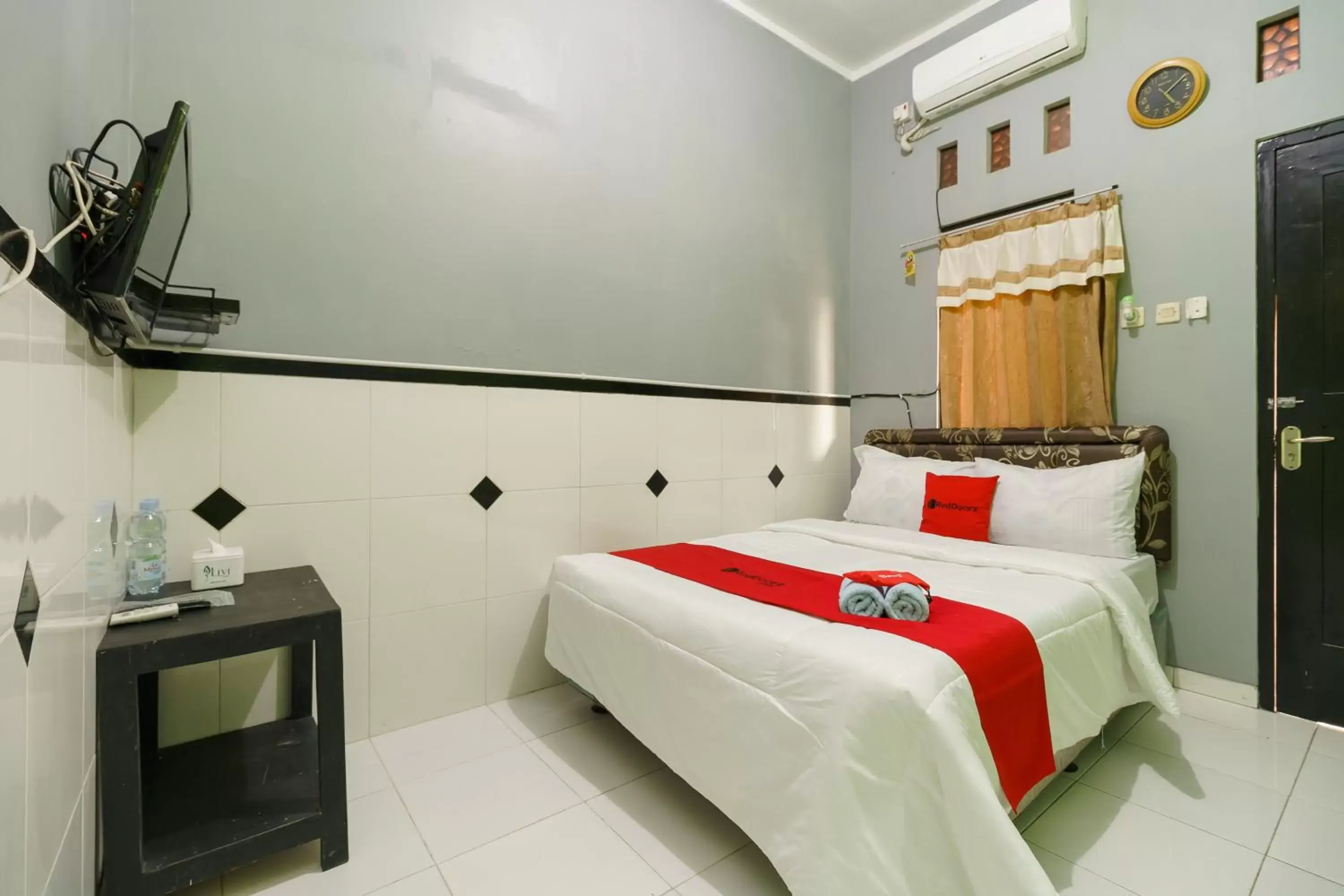 Bedroom, Bed in RedDoorz Syariah near Ciledug Station Bedroom, Bed in RedDoorz Syariah near Ciledug Station