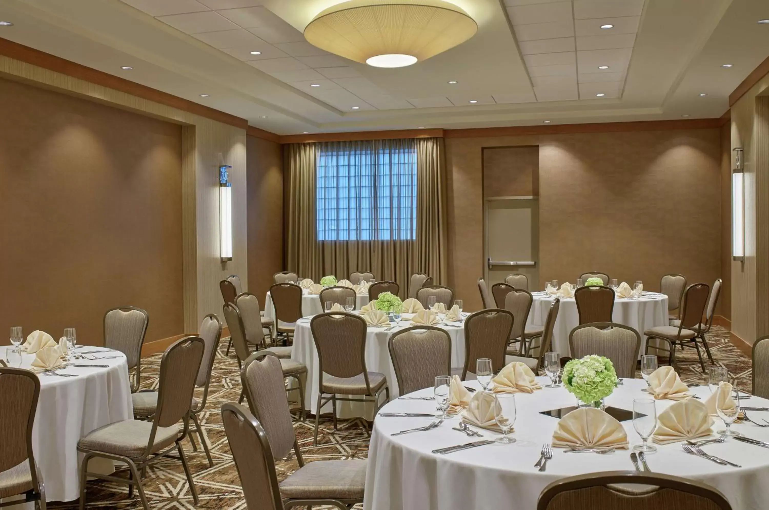 Meeting/conference room, Restaurant/Places to Eat in DoubleTree by Hilton Houston Intercontinental Airport