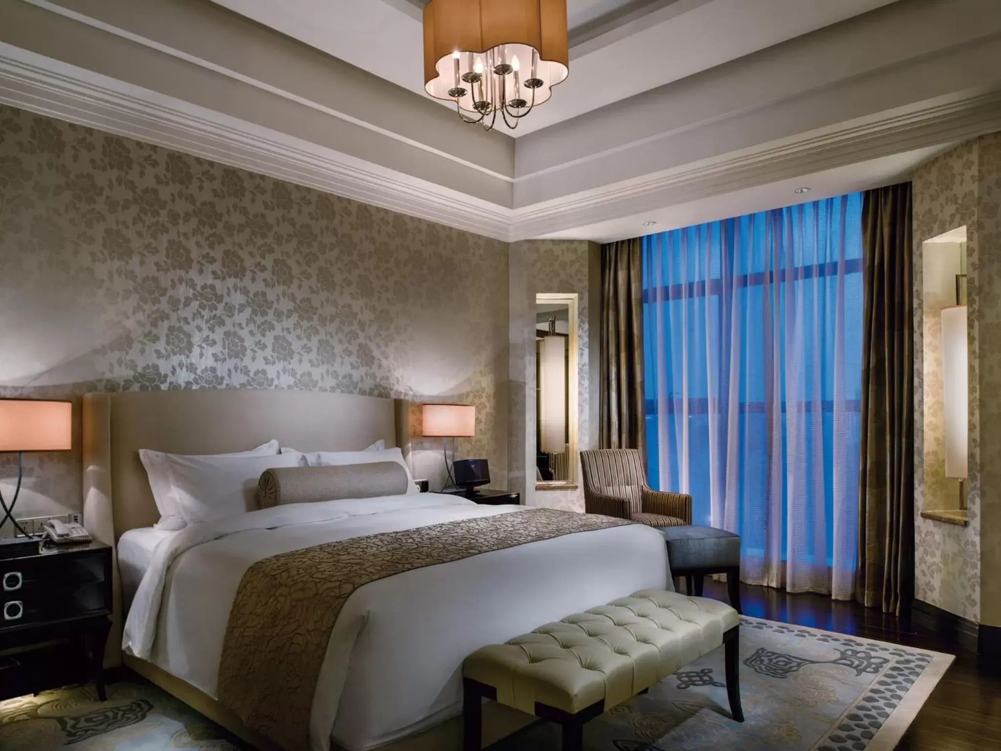 Photo of the whole room, Bed in Crowne Plaza Hefei, an IHG Hotel