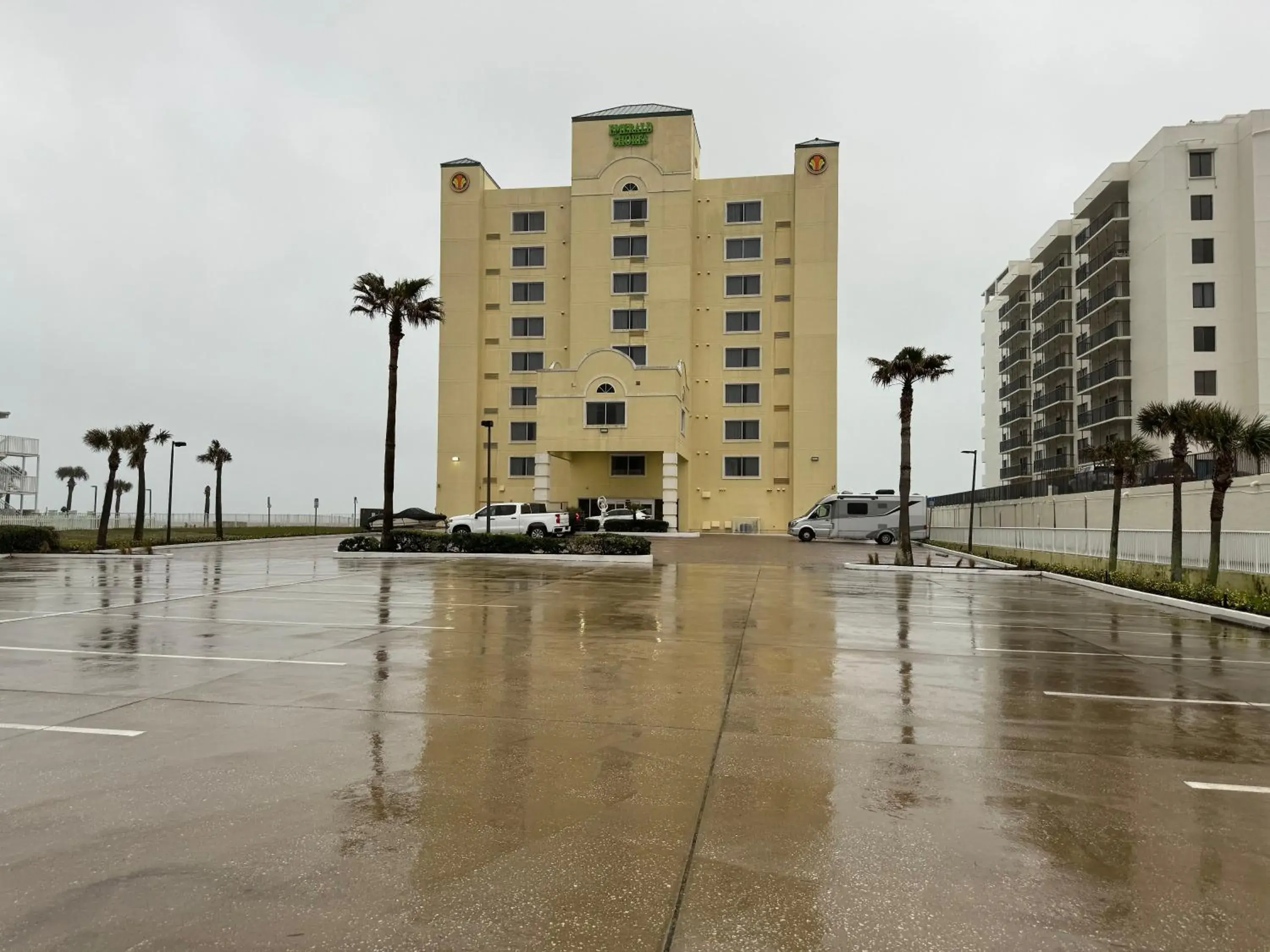 Property building in Emerald Shores Hotel - Daytona Beach