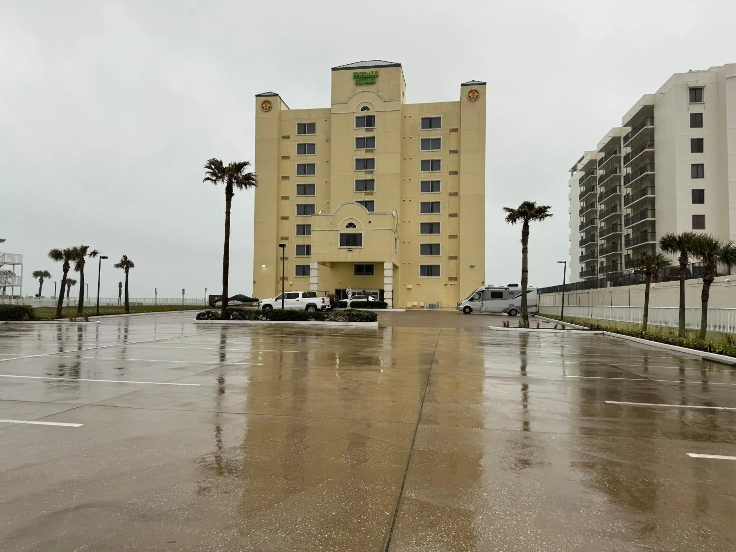 Property building in Emerald Shores Hotel - Daytona Beach Property building in Emerald Shores Hotel - Daytona Beach
