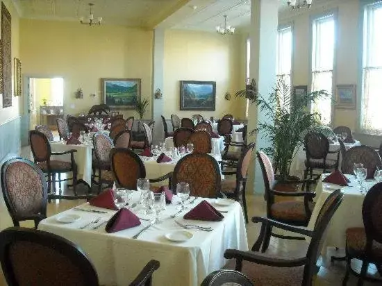 Restaurant/Places to Eat in Windsor Hotel & Restaurant