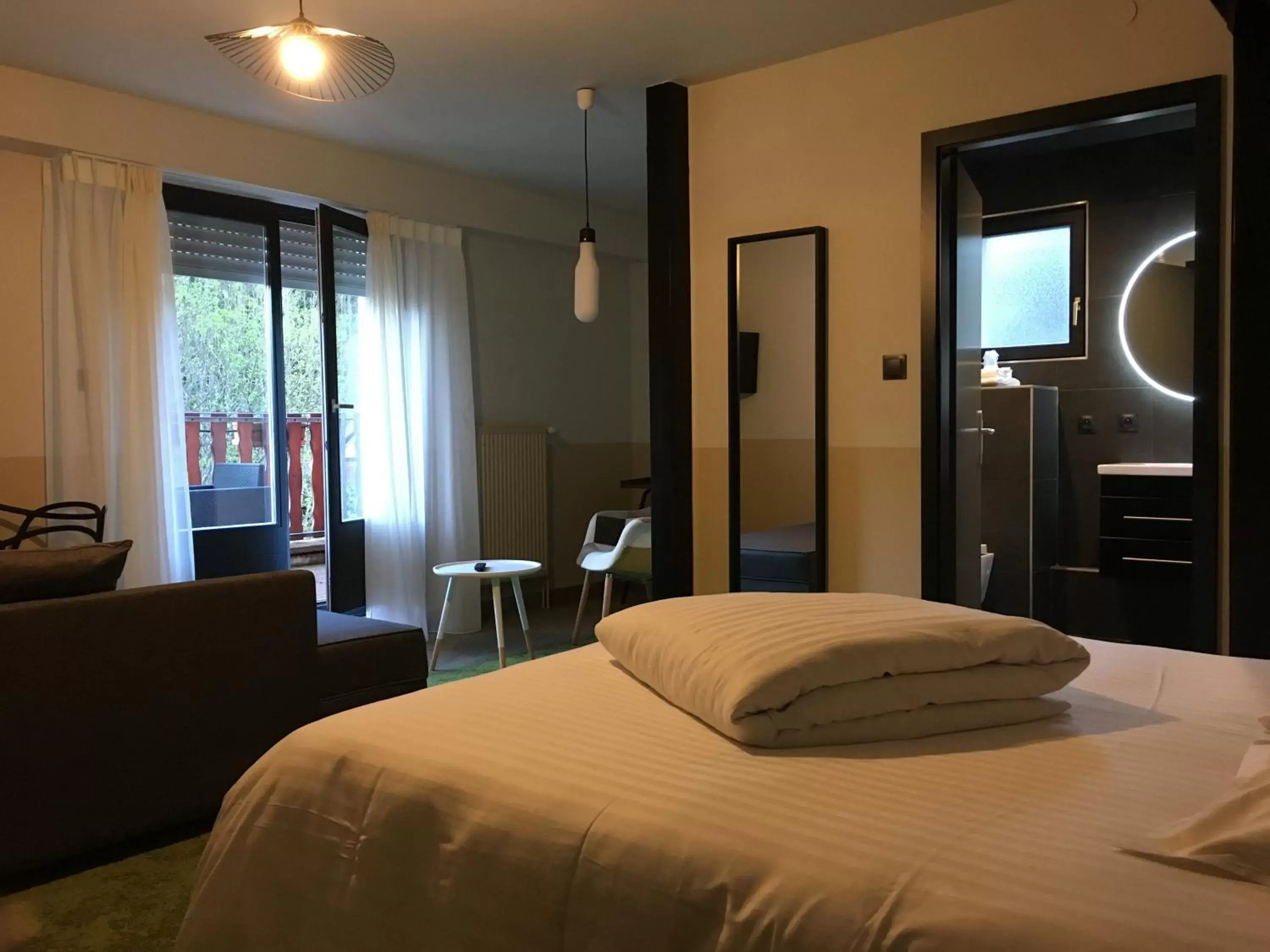 Communal lounge/ TV room, Bed in Hotel Restaurant au Floridor