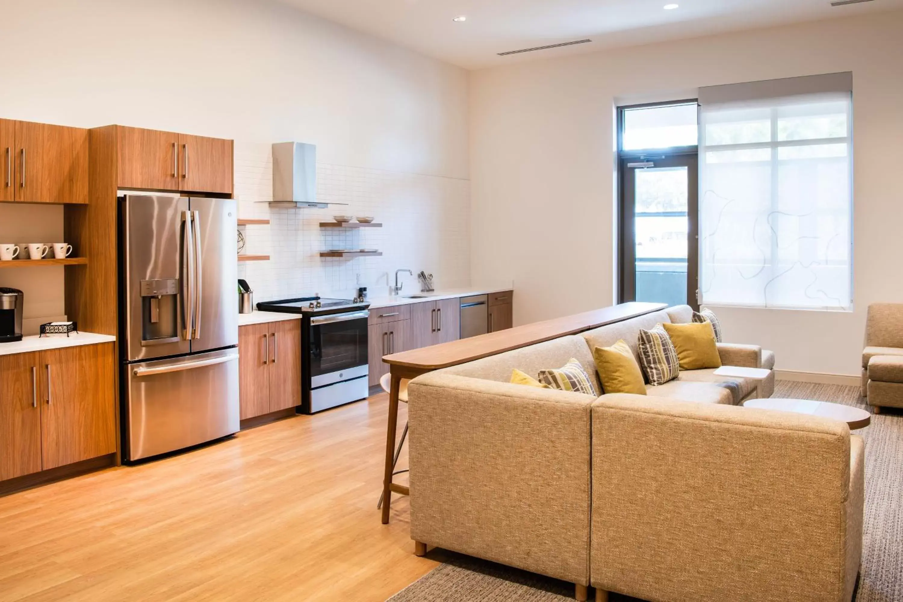 Kitchen or kitchenette, Seating Area in Element Scottsdale at SkySong