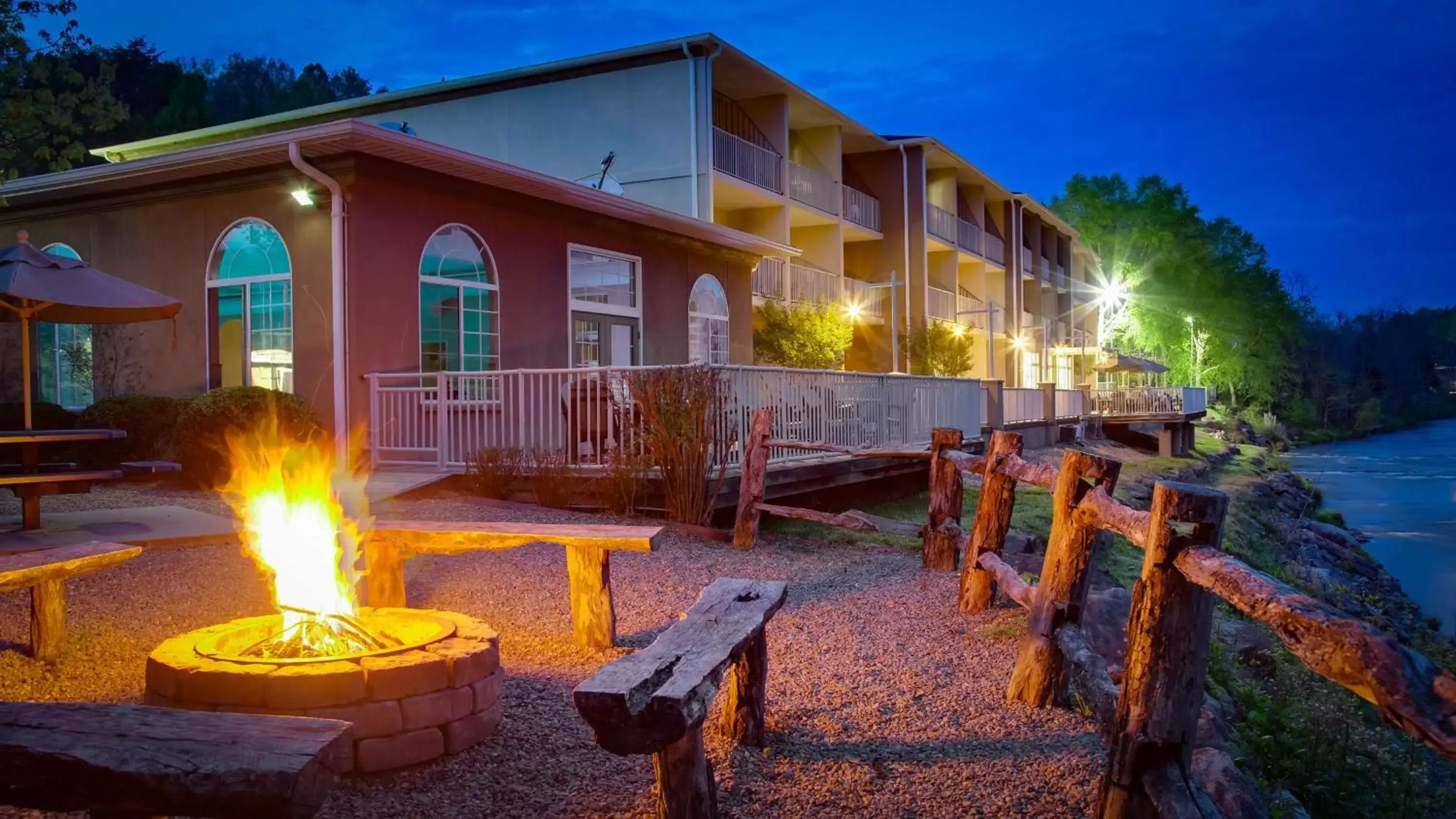 Patio, Property Building in Best Western Plus River Escape Sylva / Dillsboro