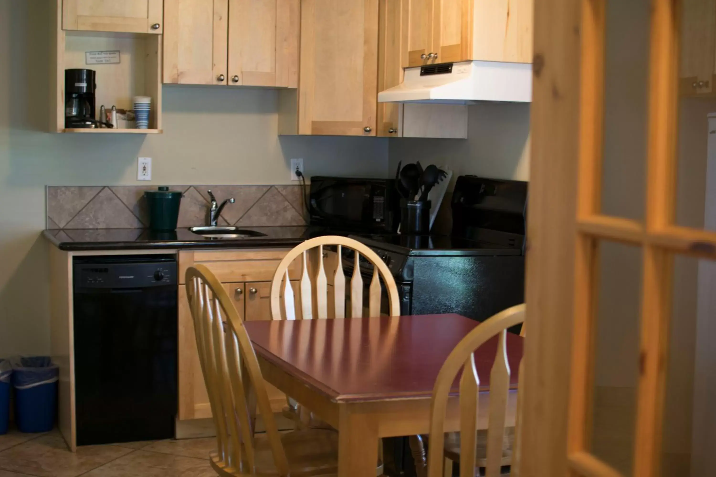 Kitchen or kitchenette, Kitchen/Kitchenette in Waterton Lakes Lodge Resort