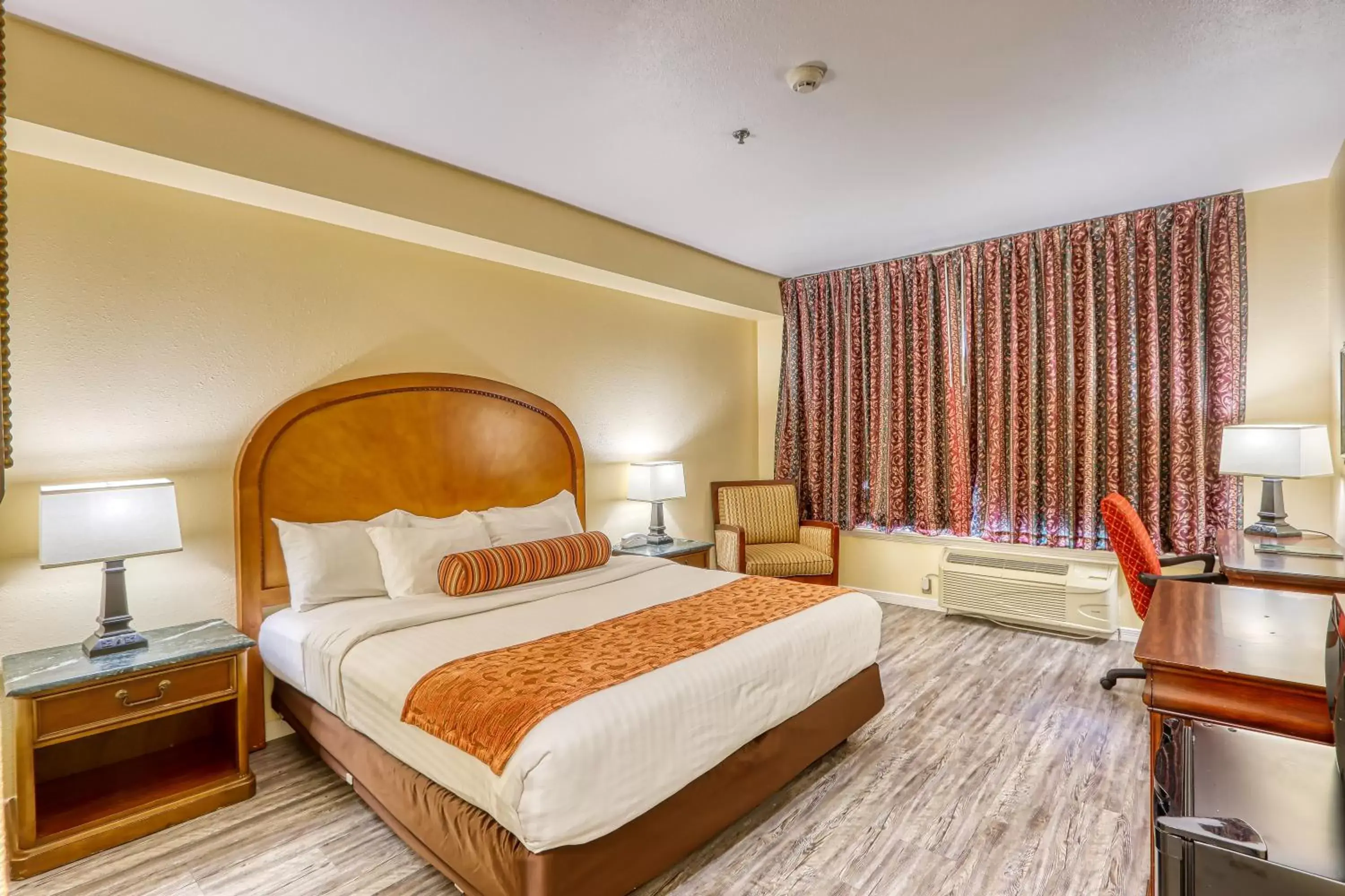 Bed in Americas Hotel - El Paso Airport / Medical Center